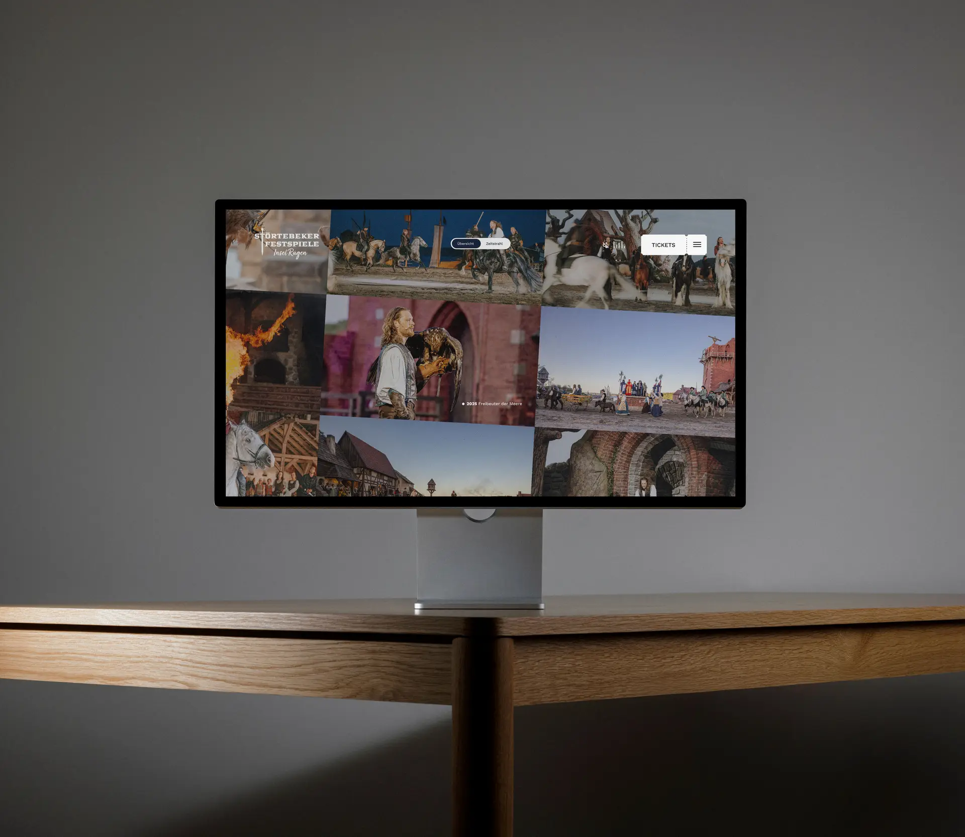 Website der Störtebeker Festspiele auf einem Desktopmonitor mit einer Bildcollage aus Bühnenszenen, Darstellern und der Freilichtbühne.