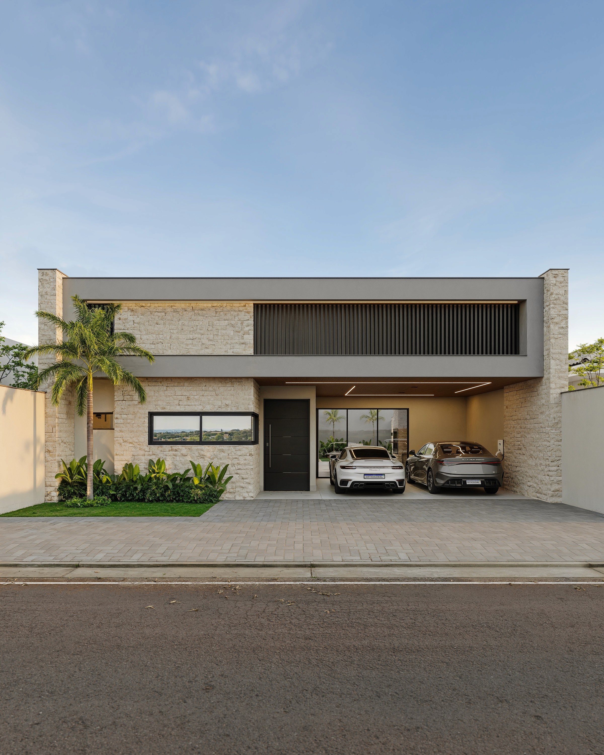 fachada moderna com cores claras