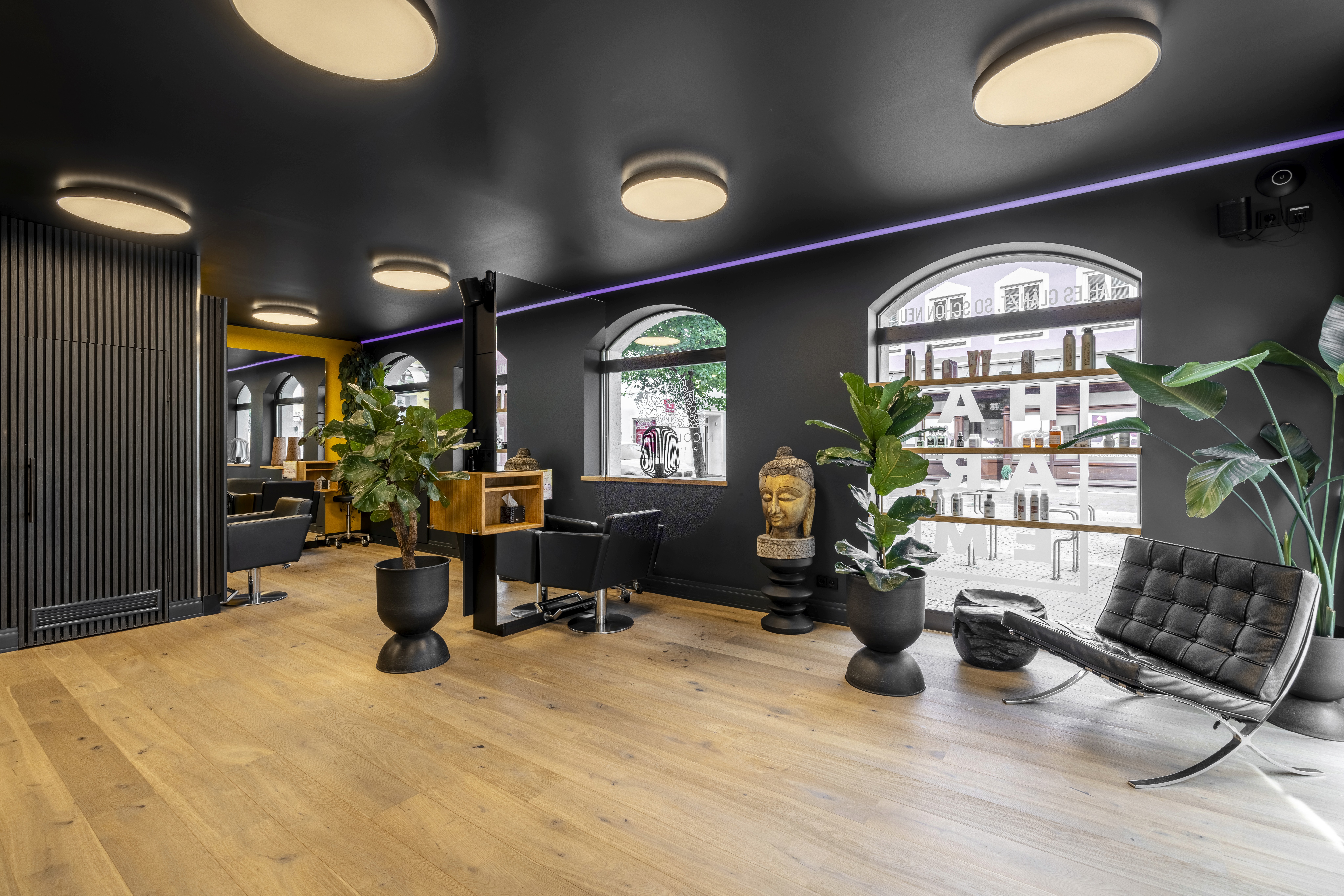 Innenansicht des Friseursalons Haarem während eines von Blackbone begleiteten Projekts