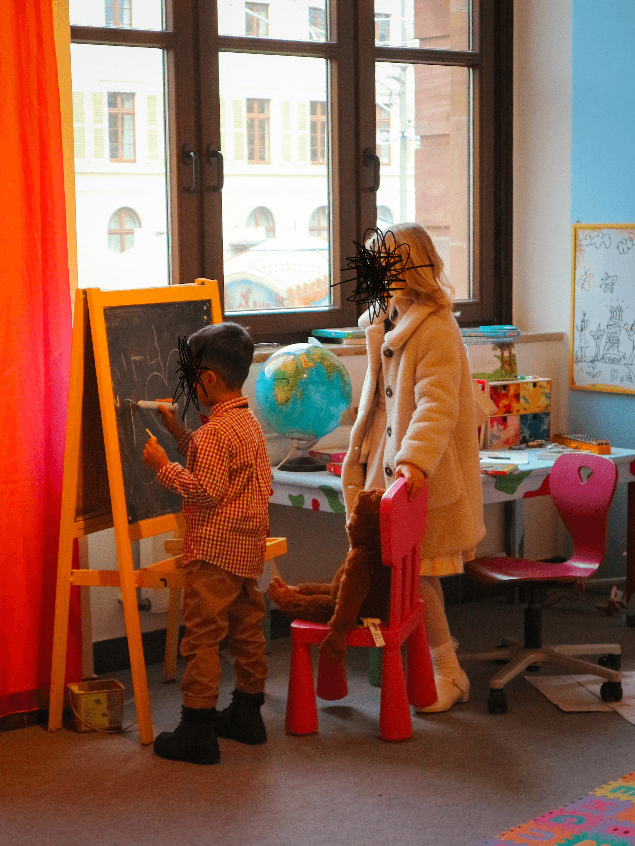 Zwei Kinder, wie sie im Kinderzimmer spielen