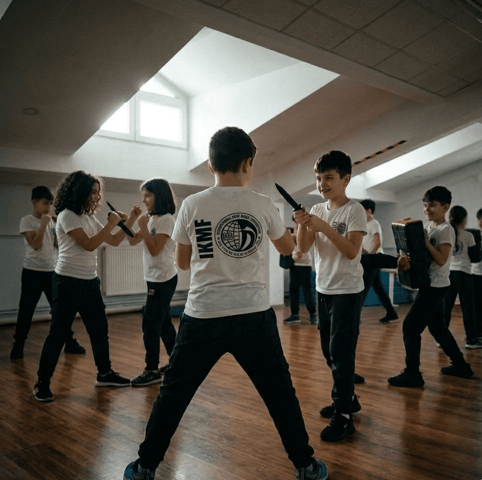 Copii practicând Krav Maga în siguranță, cu echipament de protecție