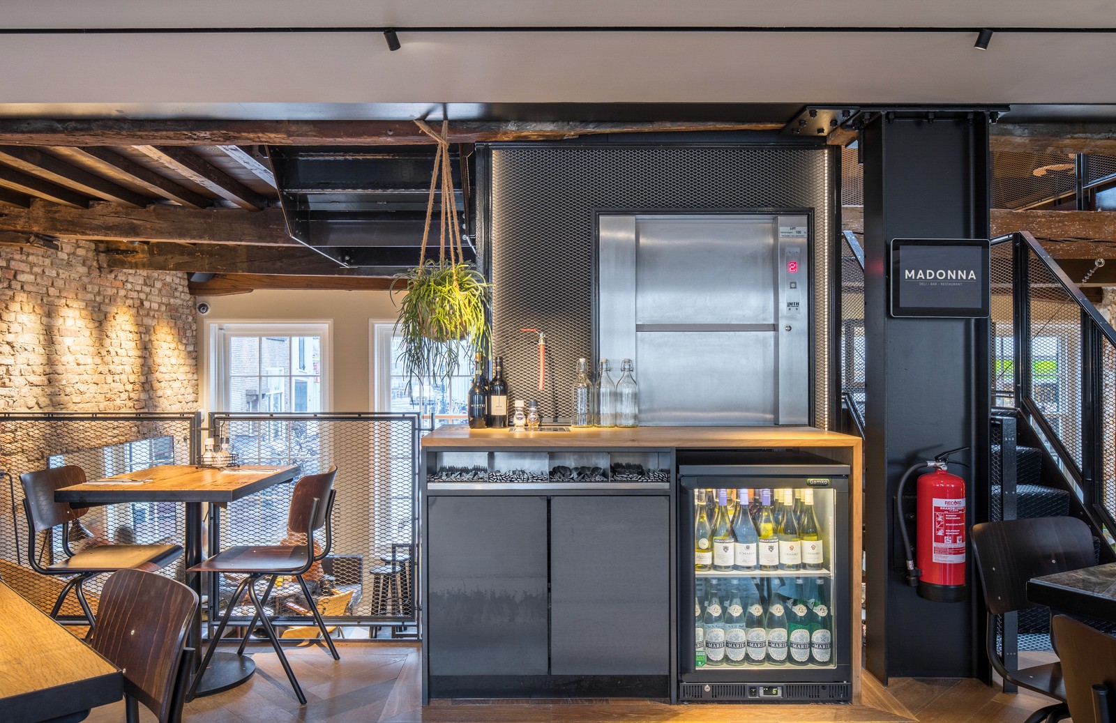 Positive Space, Madonna - bestek meubel