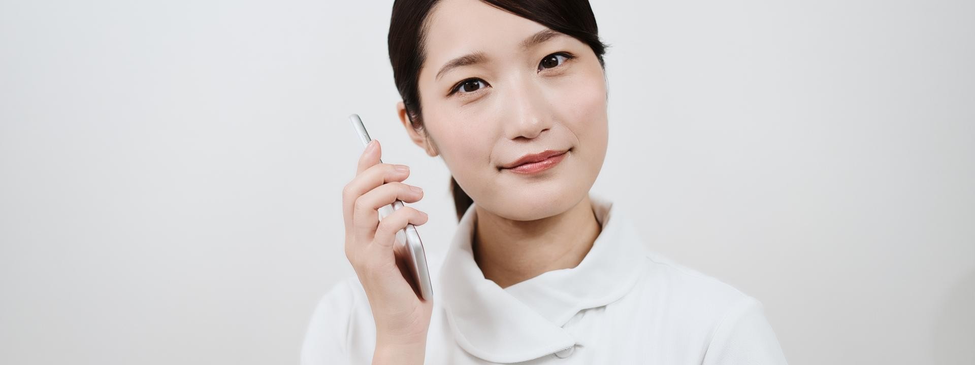 スマートフォンを持つ笑顔の女性