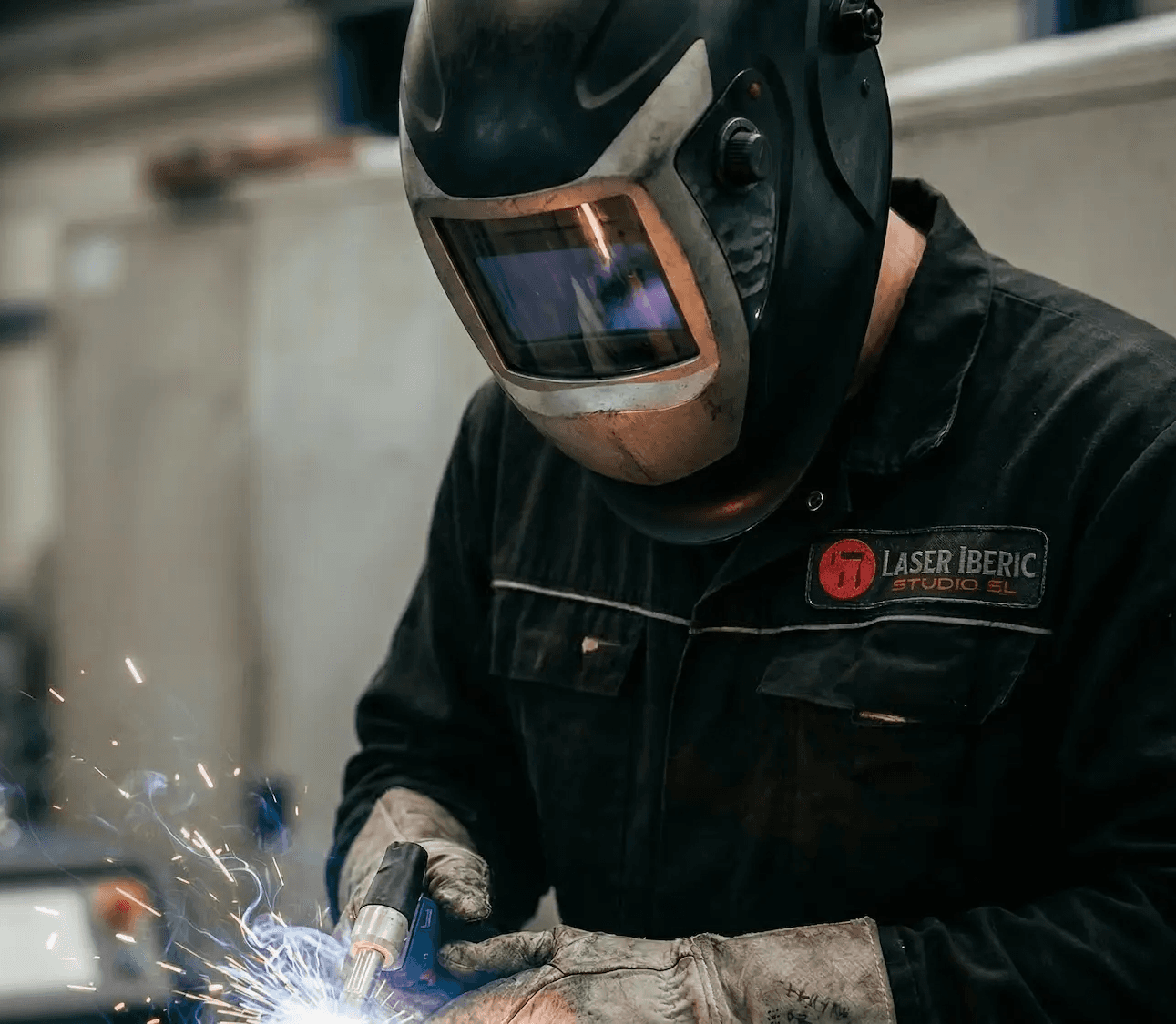 soldador con el mono de laser iberic studio trabajando