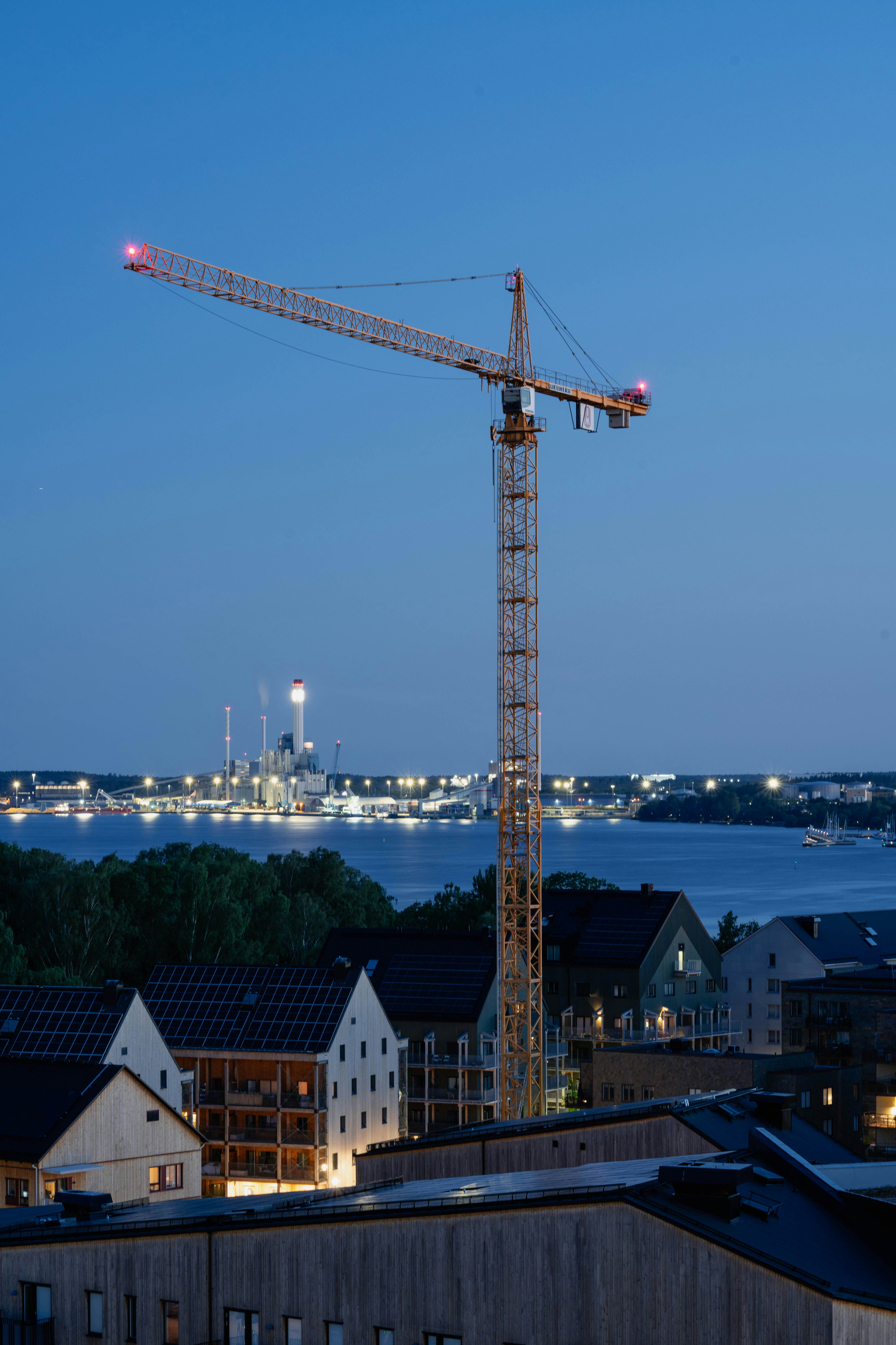 A crane that is on top of a building