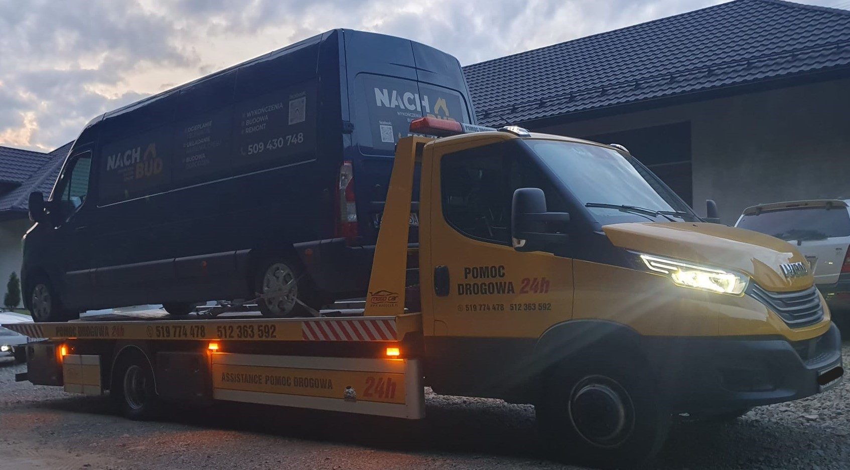 laweta transportująca uszkodzony samochód po awarii