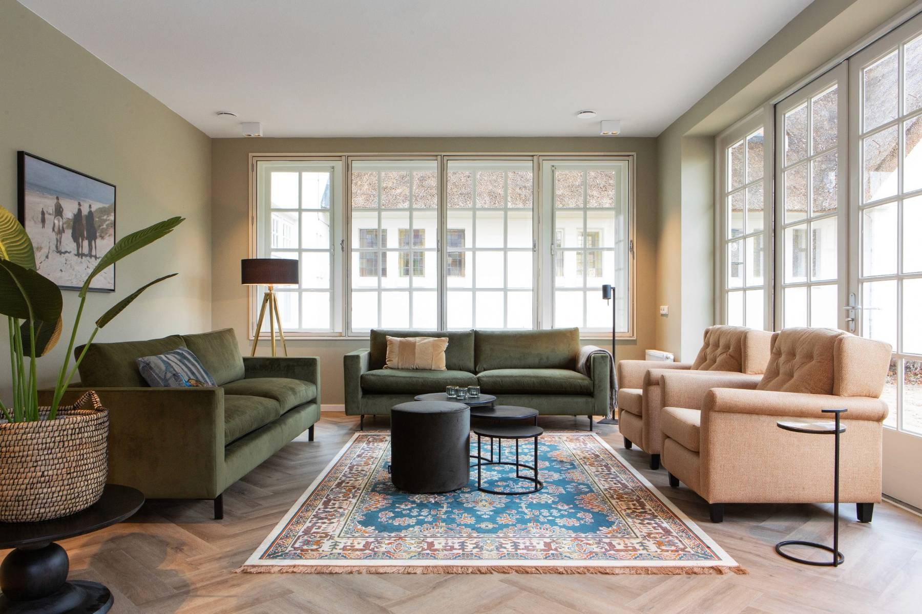 woonkamer ouderenzorg in groen met oker geel 