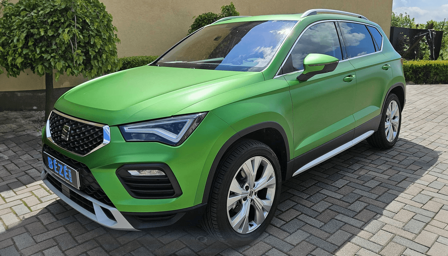 Seat Tarraco zöld színes fóliával, amely feltűnő és egyedi megjelenést biztosít