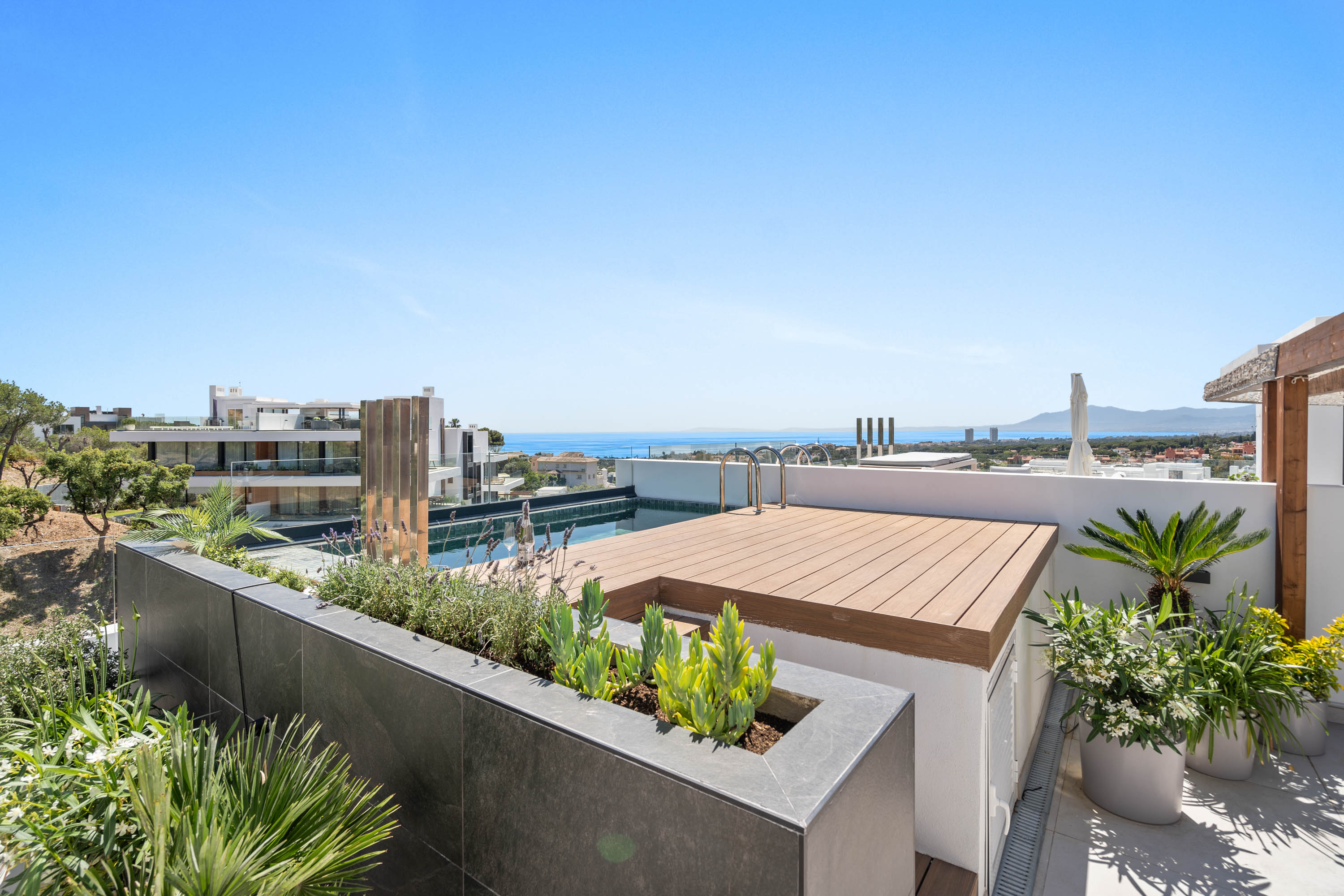 amazing marbella holiday home with roof top pool and sea views close to capobino beach 