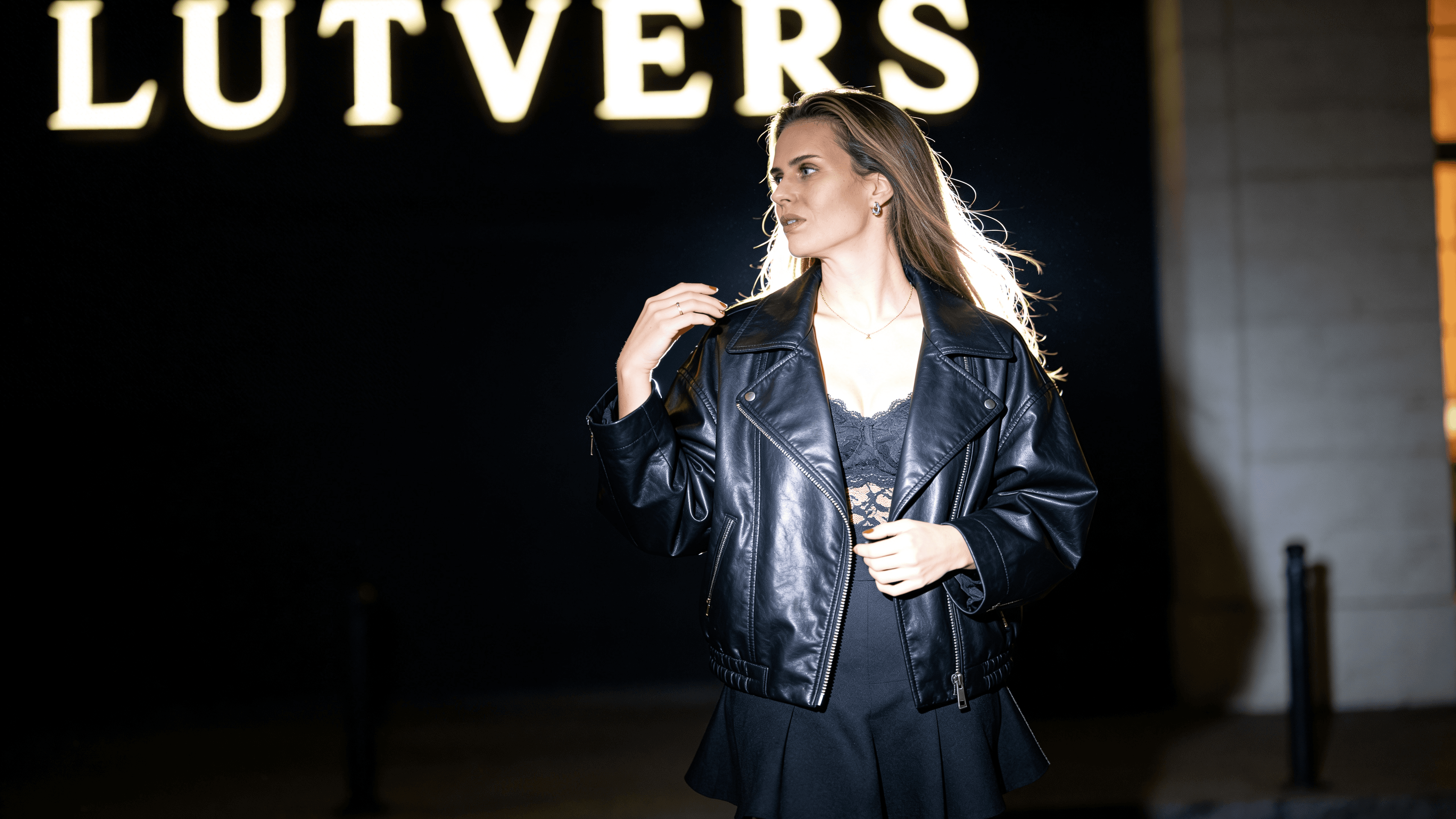 KI-Model im beigefarbenen Badeanzug macht Selfie in moderner Villa, sonniger Wohnbereich mit Pool und offenem Raum im Hintergrund.