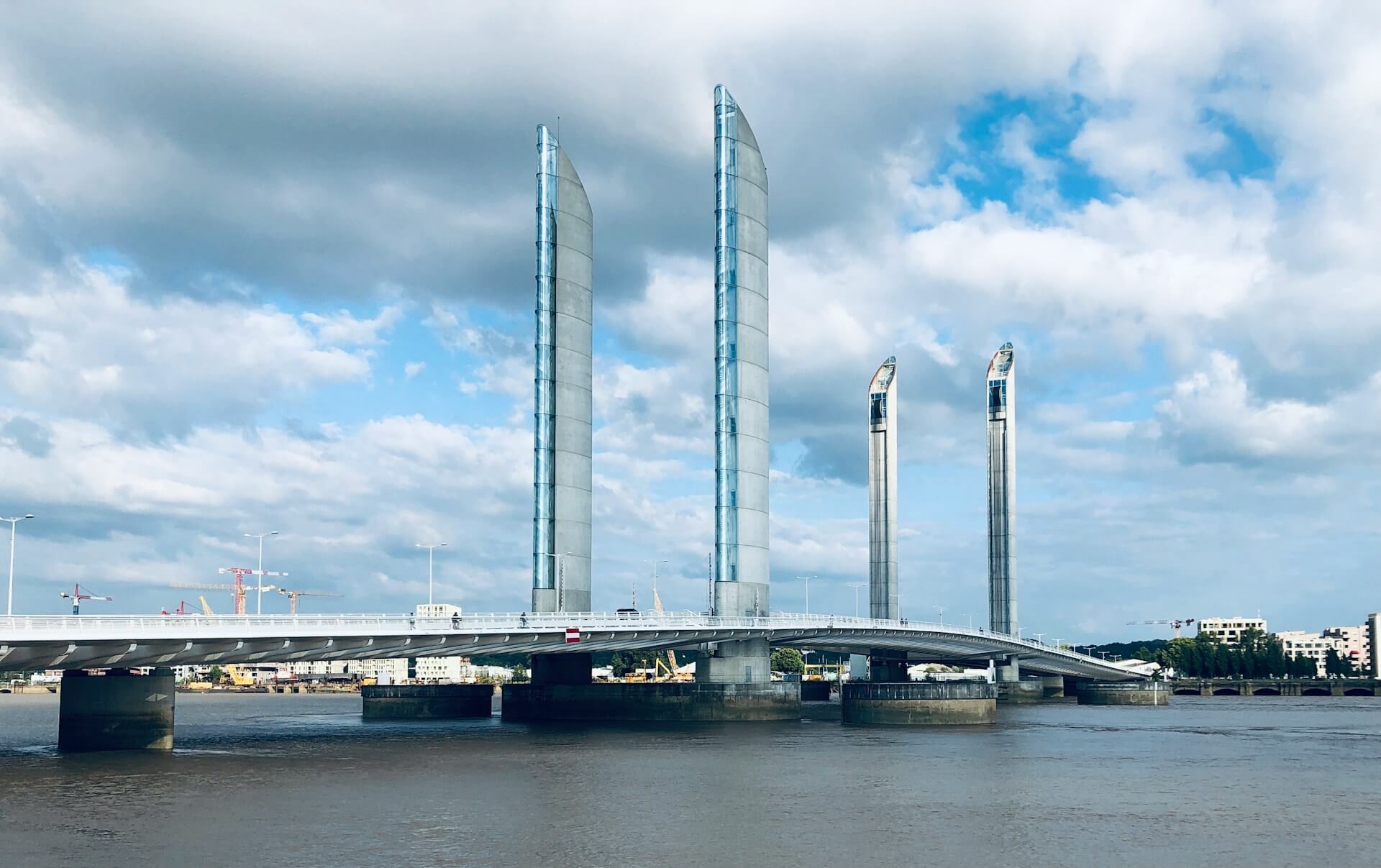 Pont Chaban-Delmas à Bordeaux, symbole des échanges commerciaux et du transport en Nouvelle-Aquitaine.