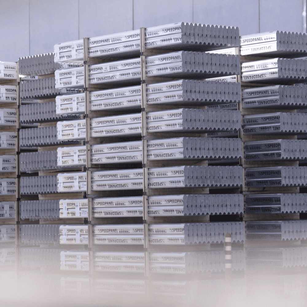 ein Foto von einer industriellen Umgebung mit dem speedpanel-Logo