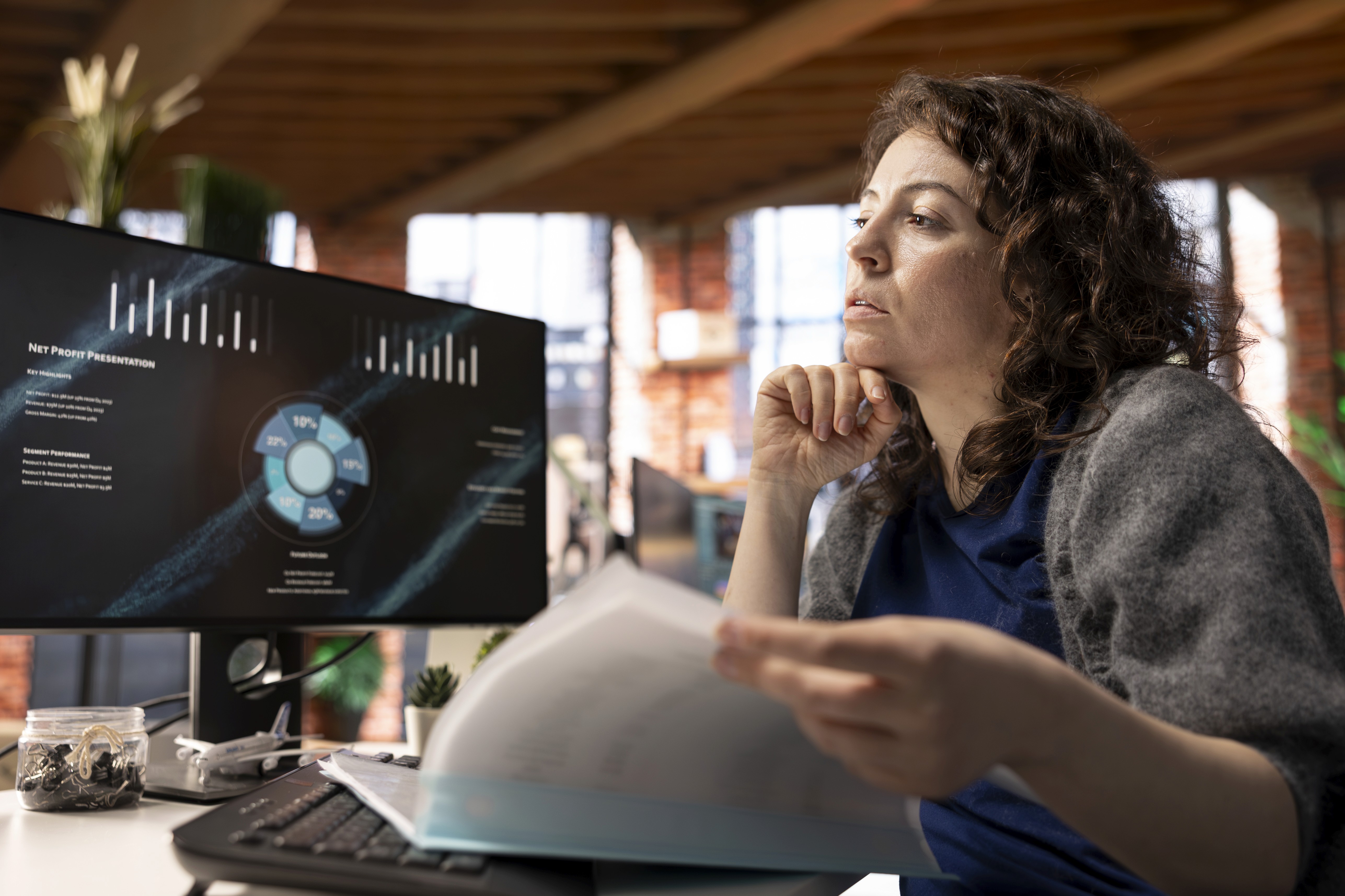 jovem-analista-de-empresa-no-escritorio-ver-uma-apresentacao-de-negocios-no-pc