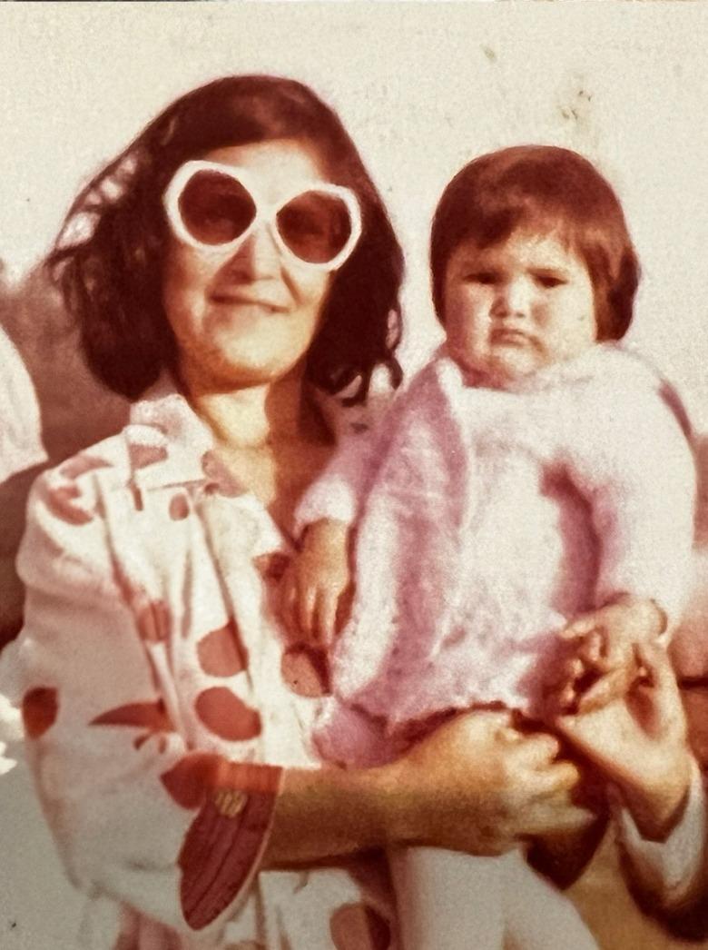 Fotografía de infancia de Aracely junto a su madre