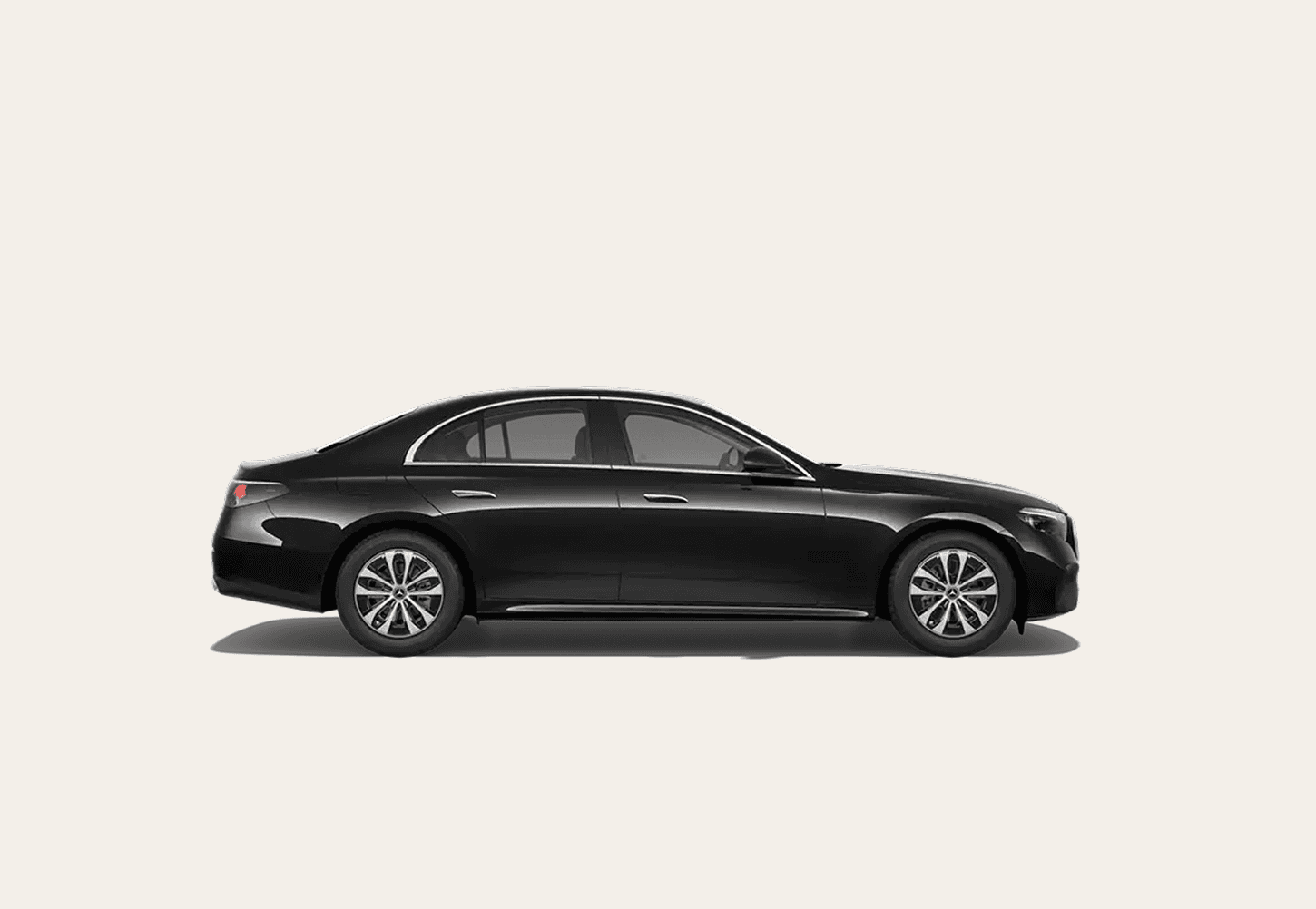 mercedes classe E de profil sur fond beige.