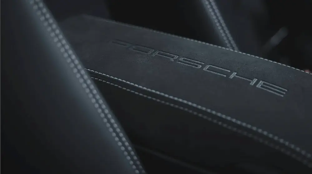 Après nettoyage de l’Alcantara d’une Porsche 911