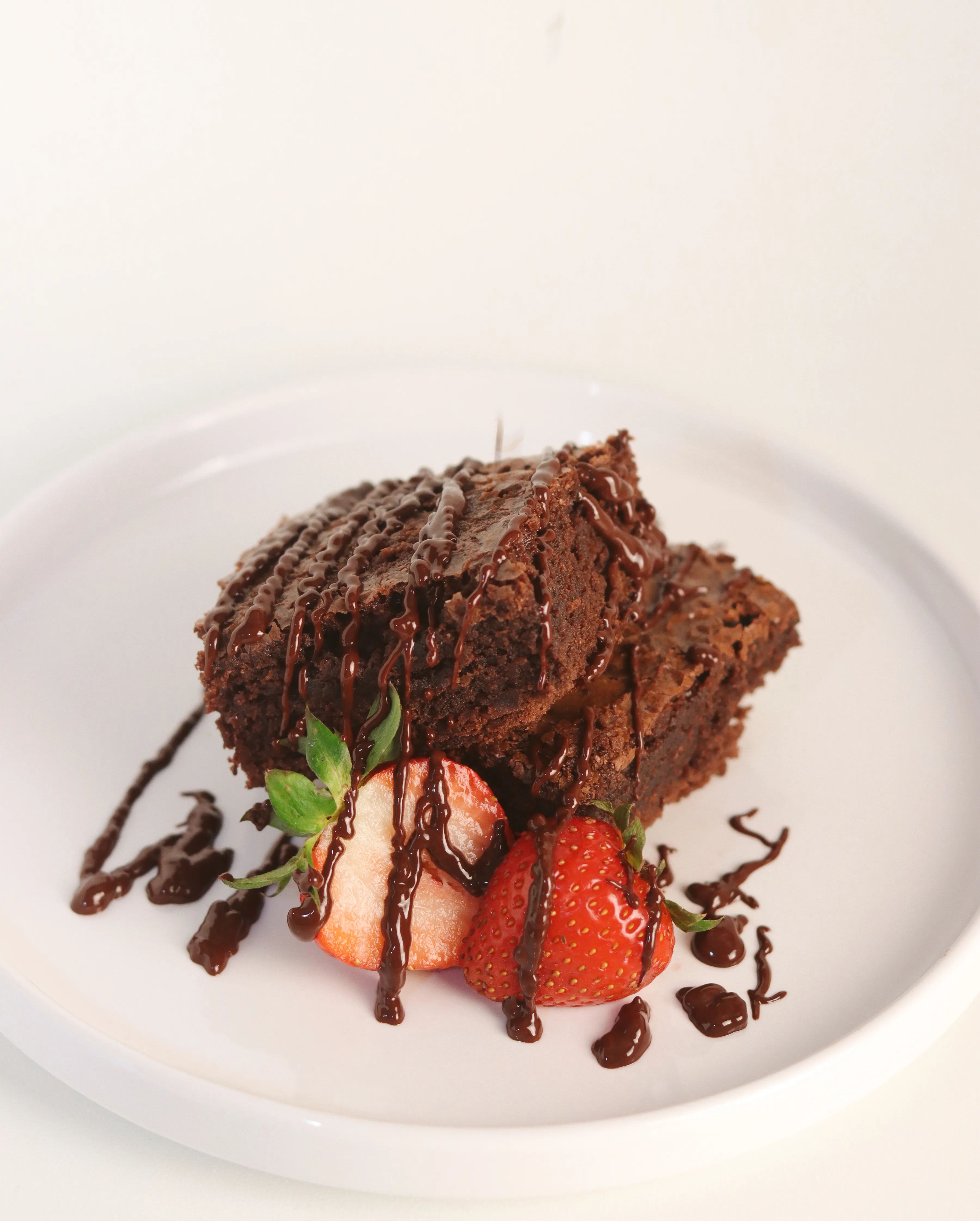 Brownies con sirope de chocolate y fresas frescas