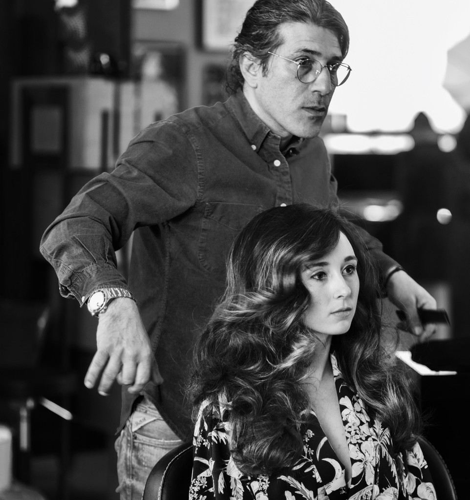 Formateur en coiffure guidant un coiffeur lors d'un stage immersif pour transformer sa pratique professionnelle