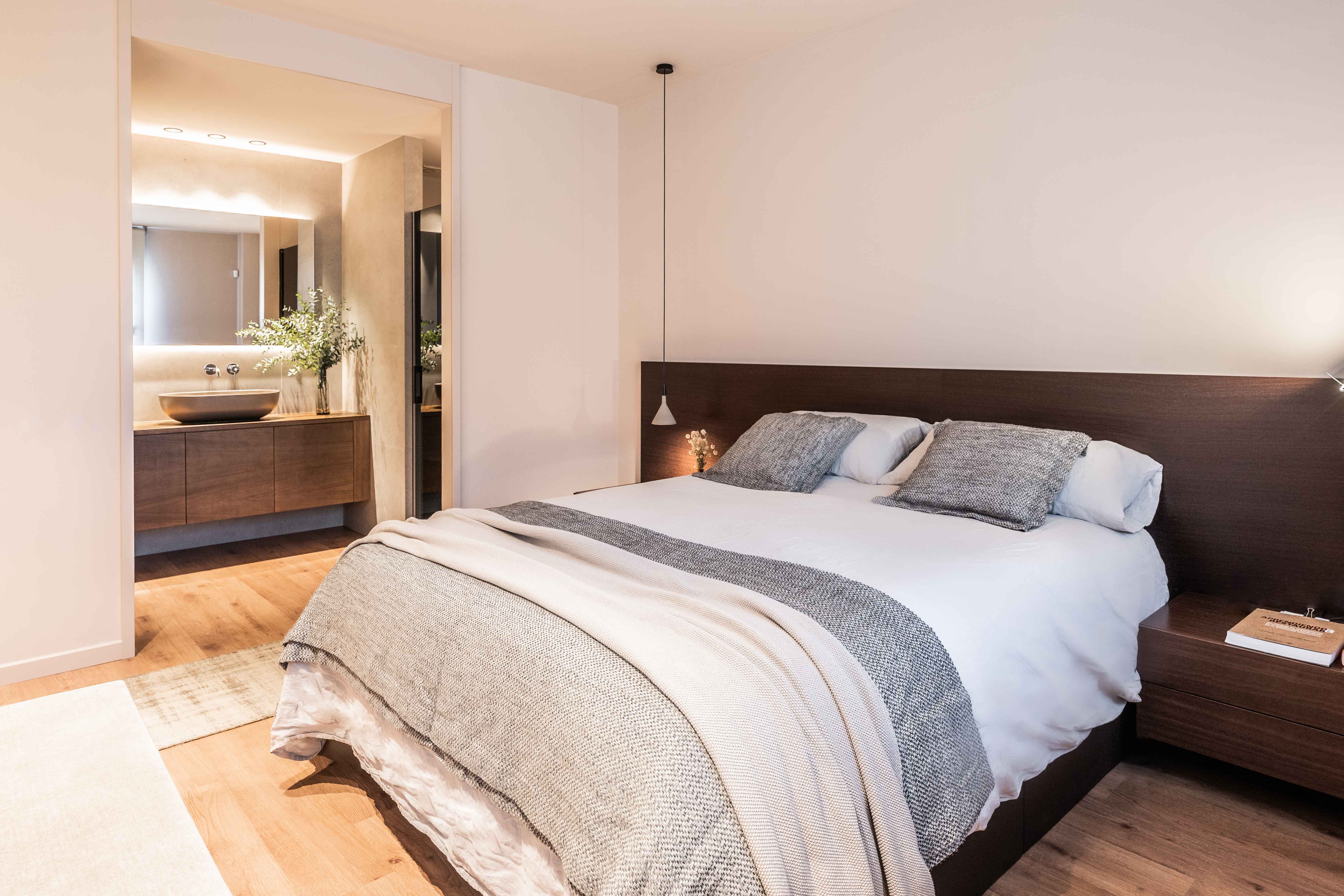 Dormitorio con tonos neutro y baño en suite