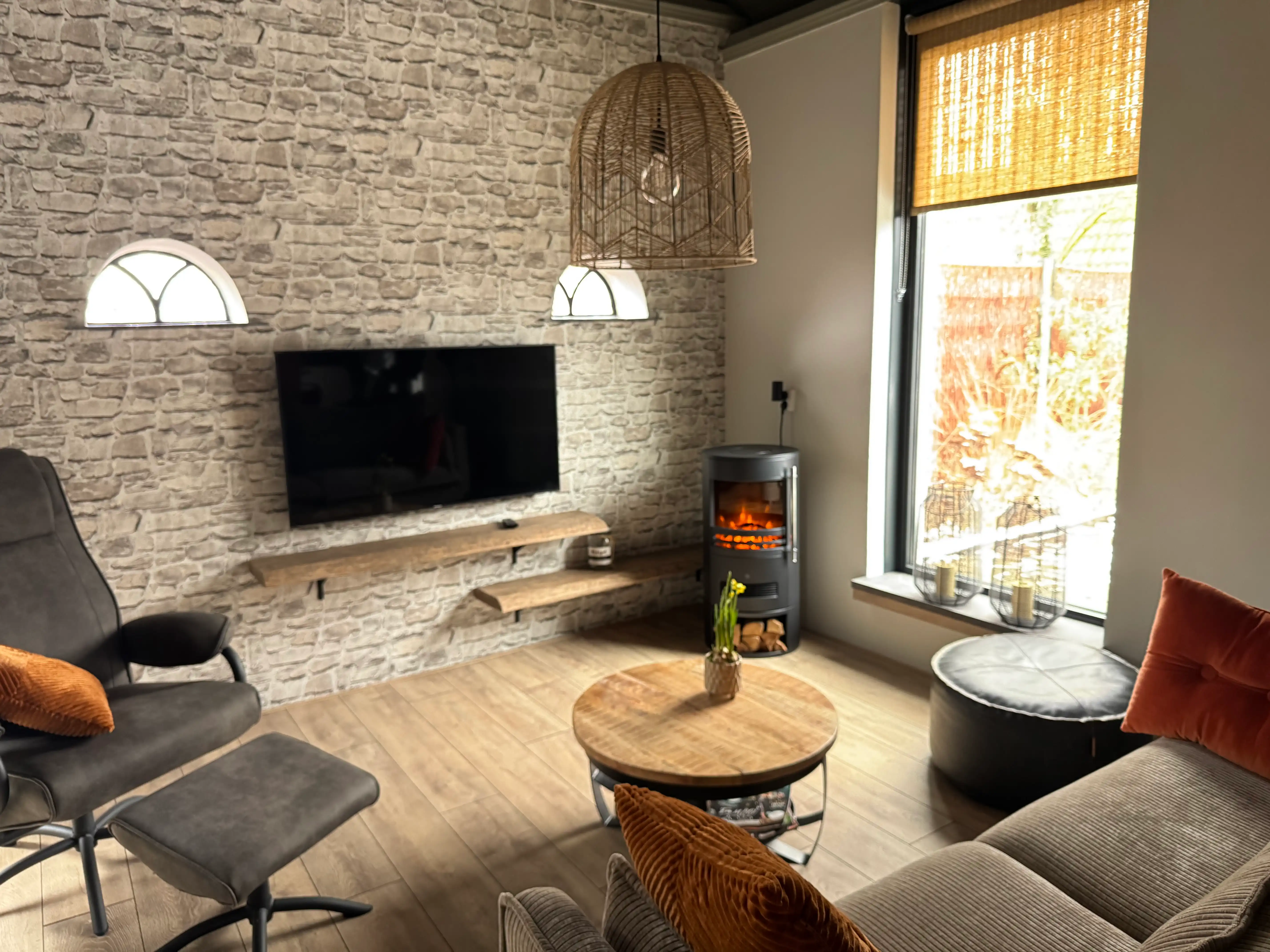 Gezellige woonkamer inclusief relaxstoel, tv, bank in Dwingeloo, Drenthe.