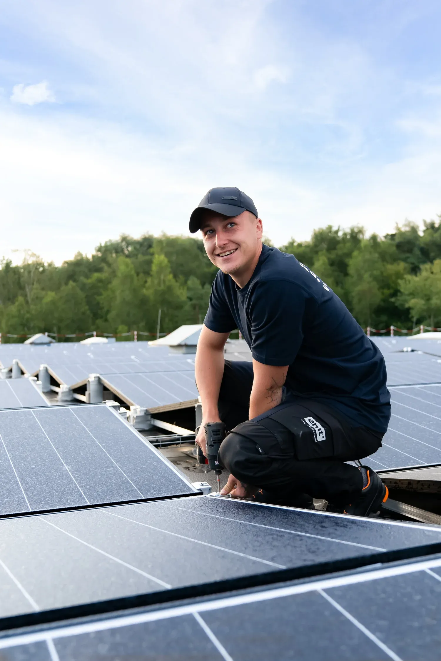 Solarteur montiert Solarmodule auf einem Dach