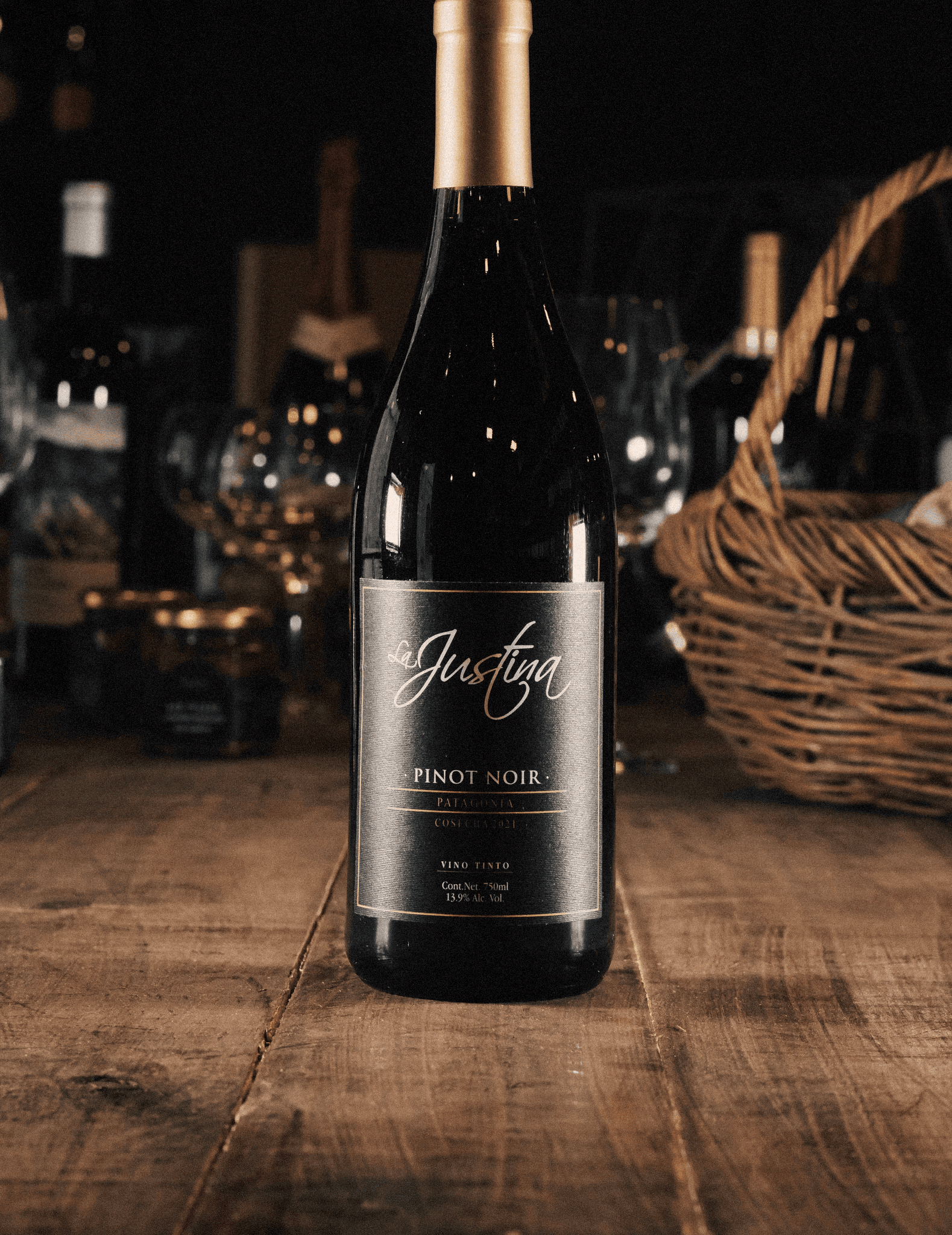 Fotografía de vino Pinot Noir Reserva de La Justina, edición limitada, reflejando carácter, equilibrio y sofisticación de los vinos de la Patagonia.