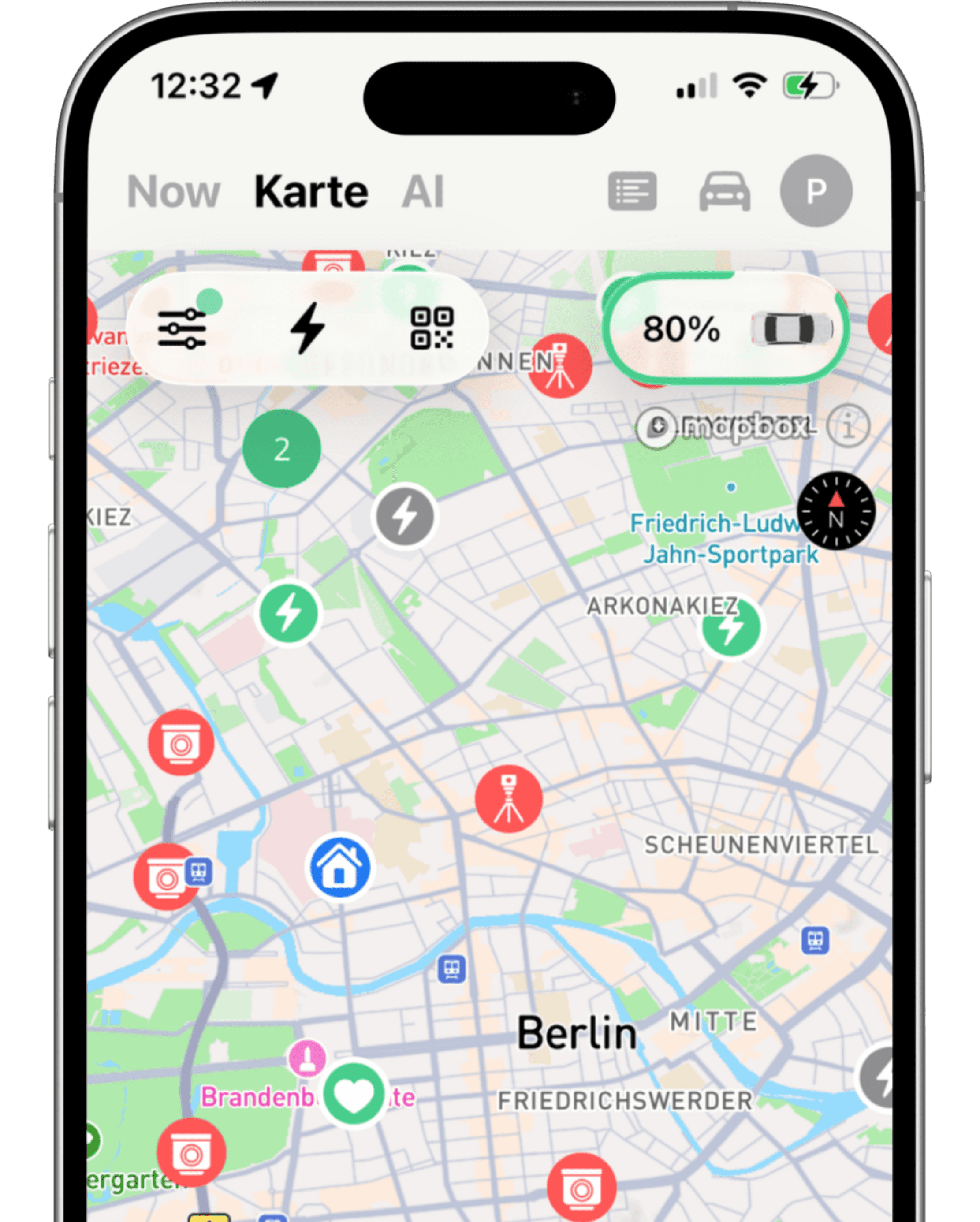 Smartphone-Bildschirm mit der StromNow E-Auto Ladestationen-Karte in Berlin inklusive Live-Batteriestatus und Standort-Pins.