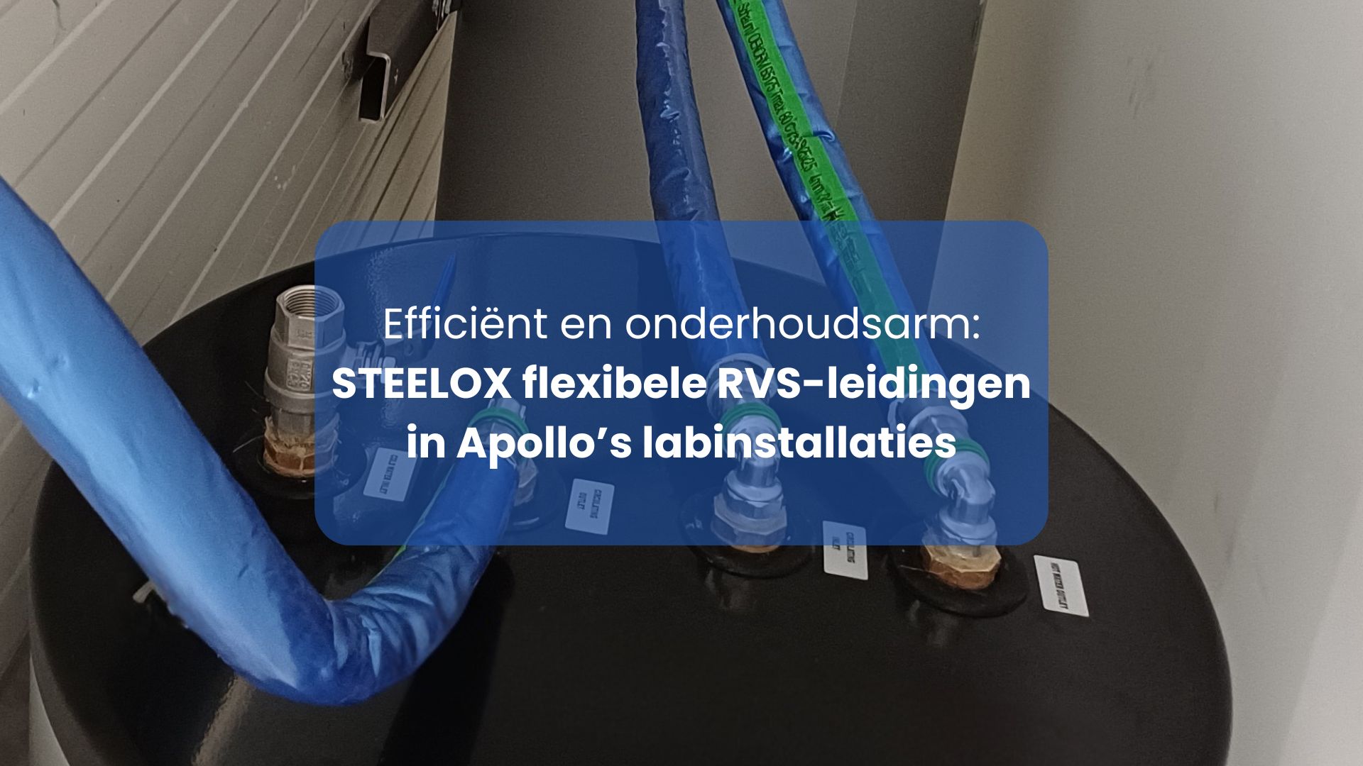 Afbeelding van tank met aangesloten Stelox buizen. In het midden van de foto staat de tekst: Efficiënt en onderhoudsarm: STEELOX flexibele RVS-leidingen in Apollo’s labinstallaties