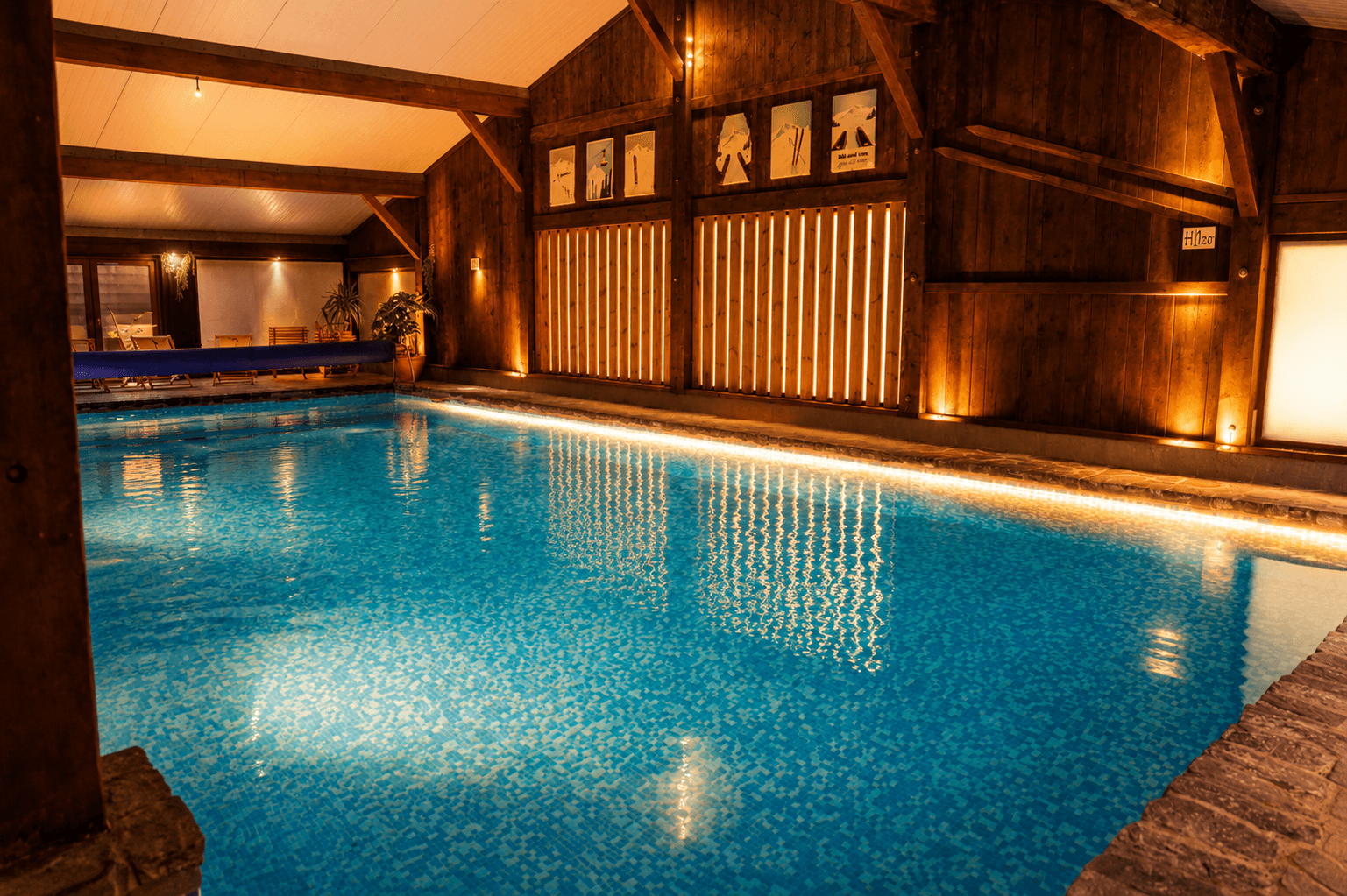 Piscine intérieure du spa de La Fontaine Hôtel & Spa