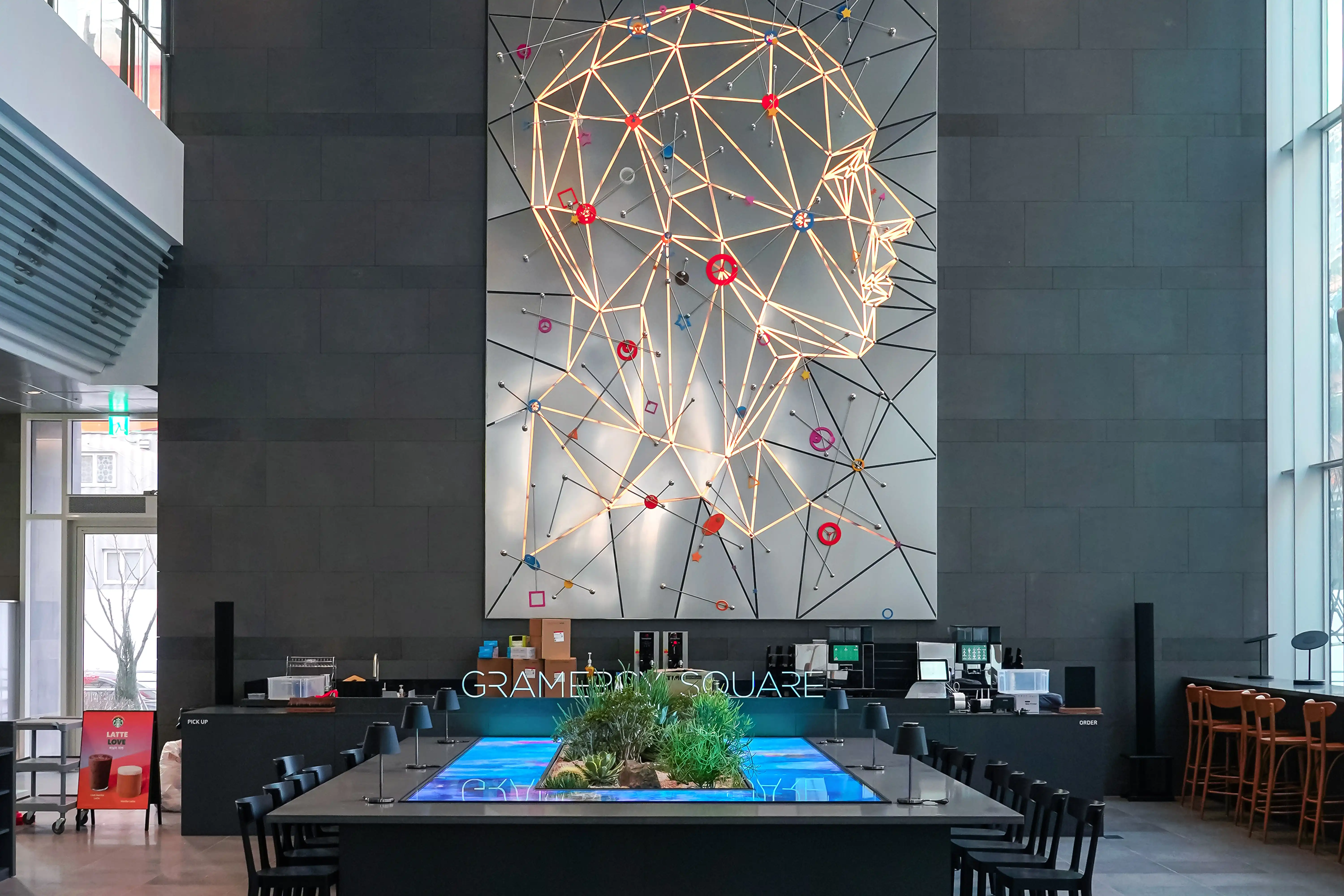 스타벅스 인테리어에 어울리는 실내정원