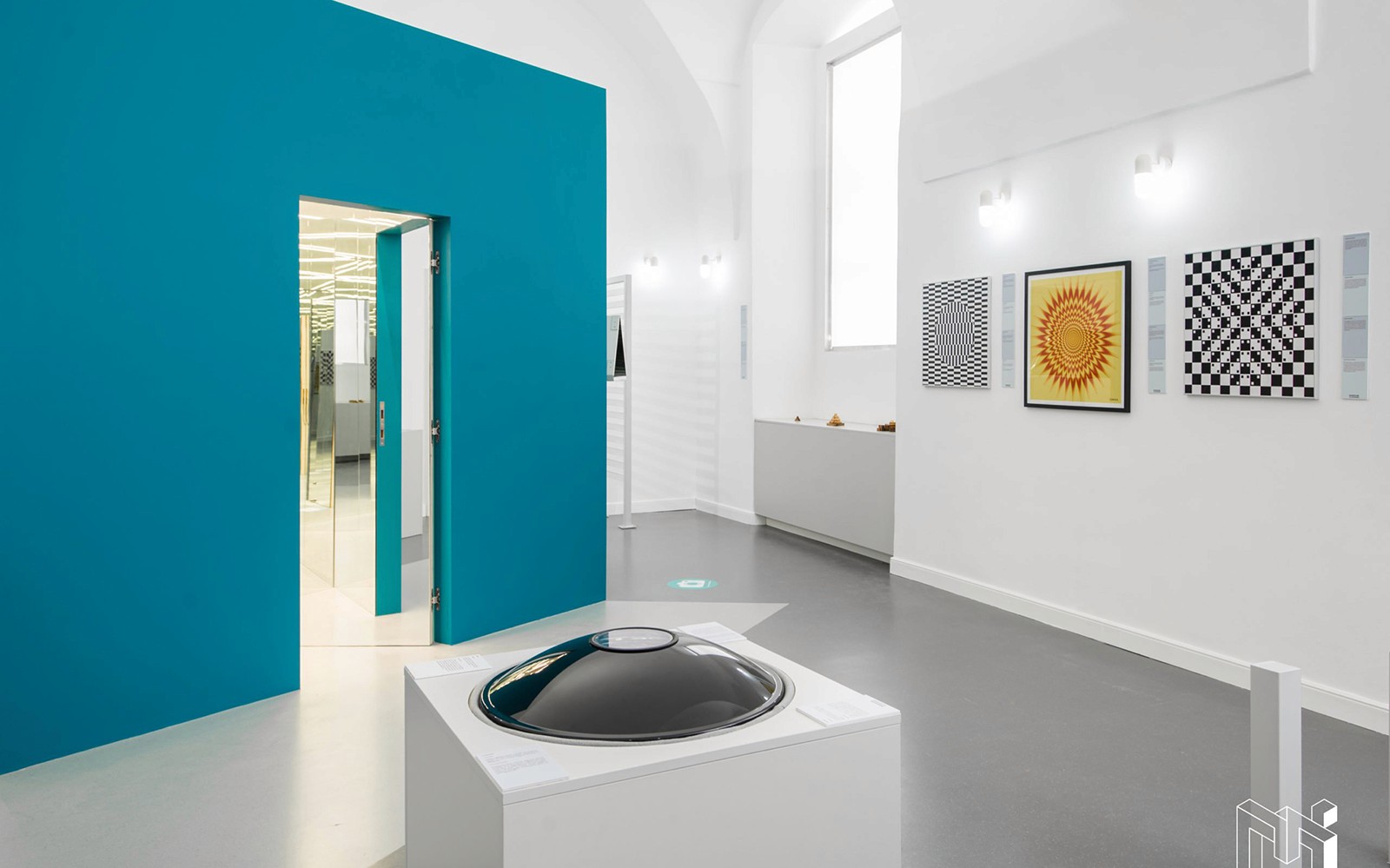 Pameran di Museum of Illusions di Wina, Austria, menampilkan seni optik dan tampilan interaktif.