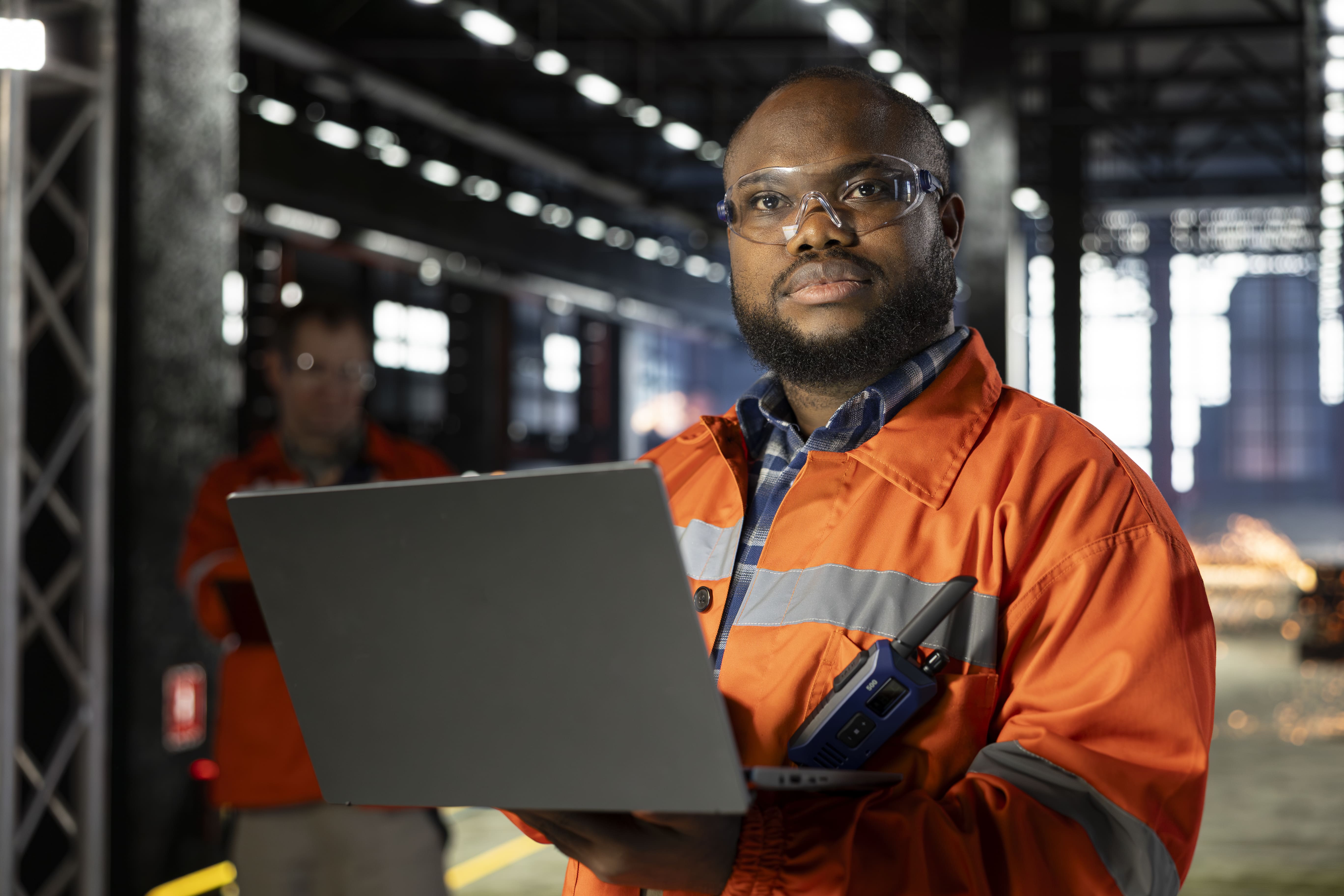 Profissional homem usando equipamento de segurança em ambiente industrial.