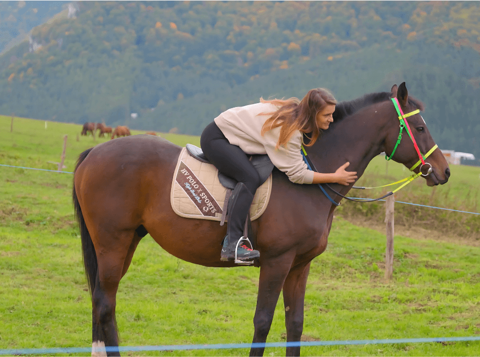 žena na koni pri Žiline