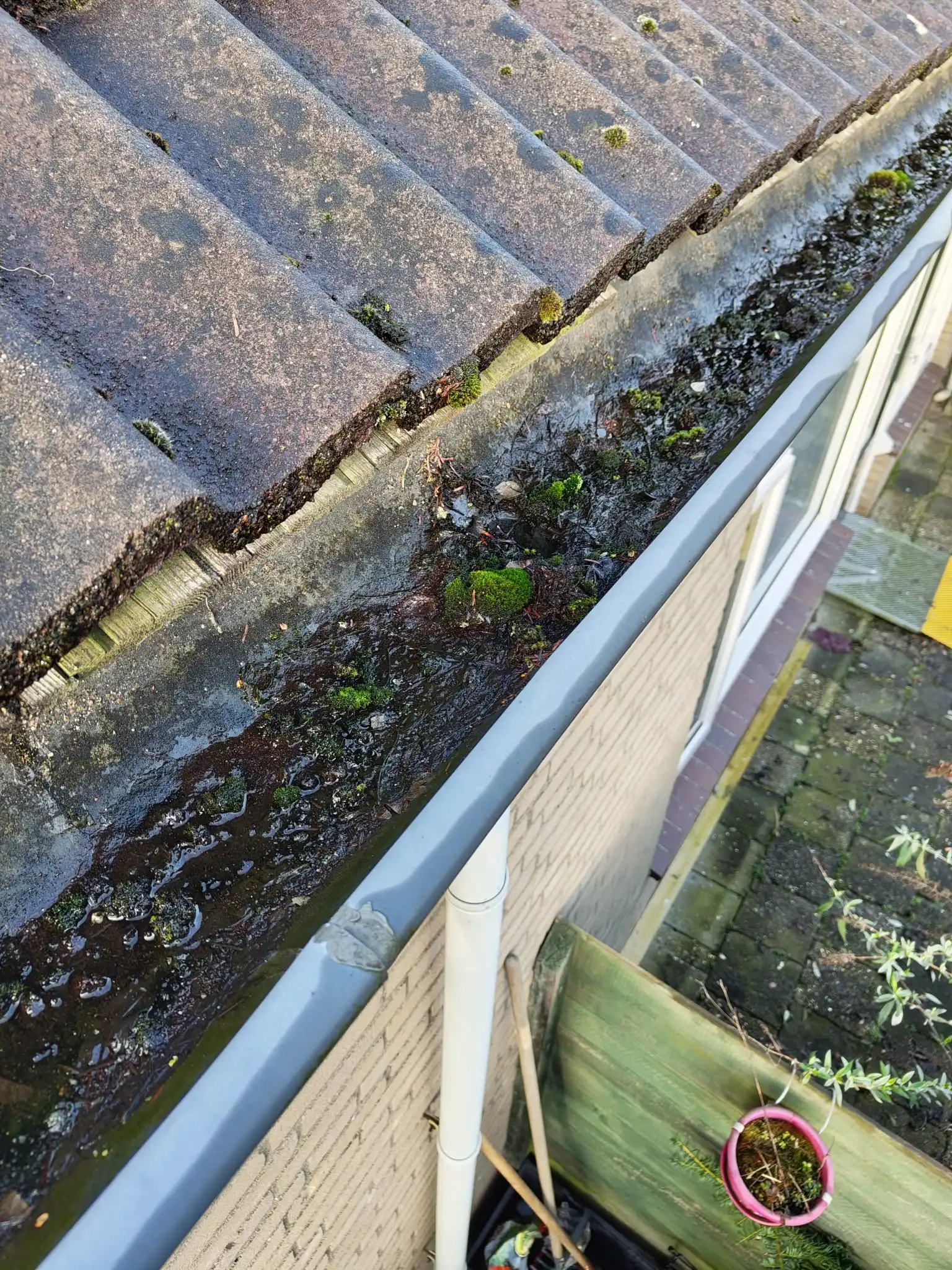 Dakgoot vol met vuil