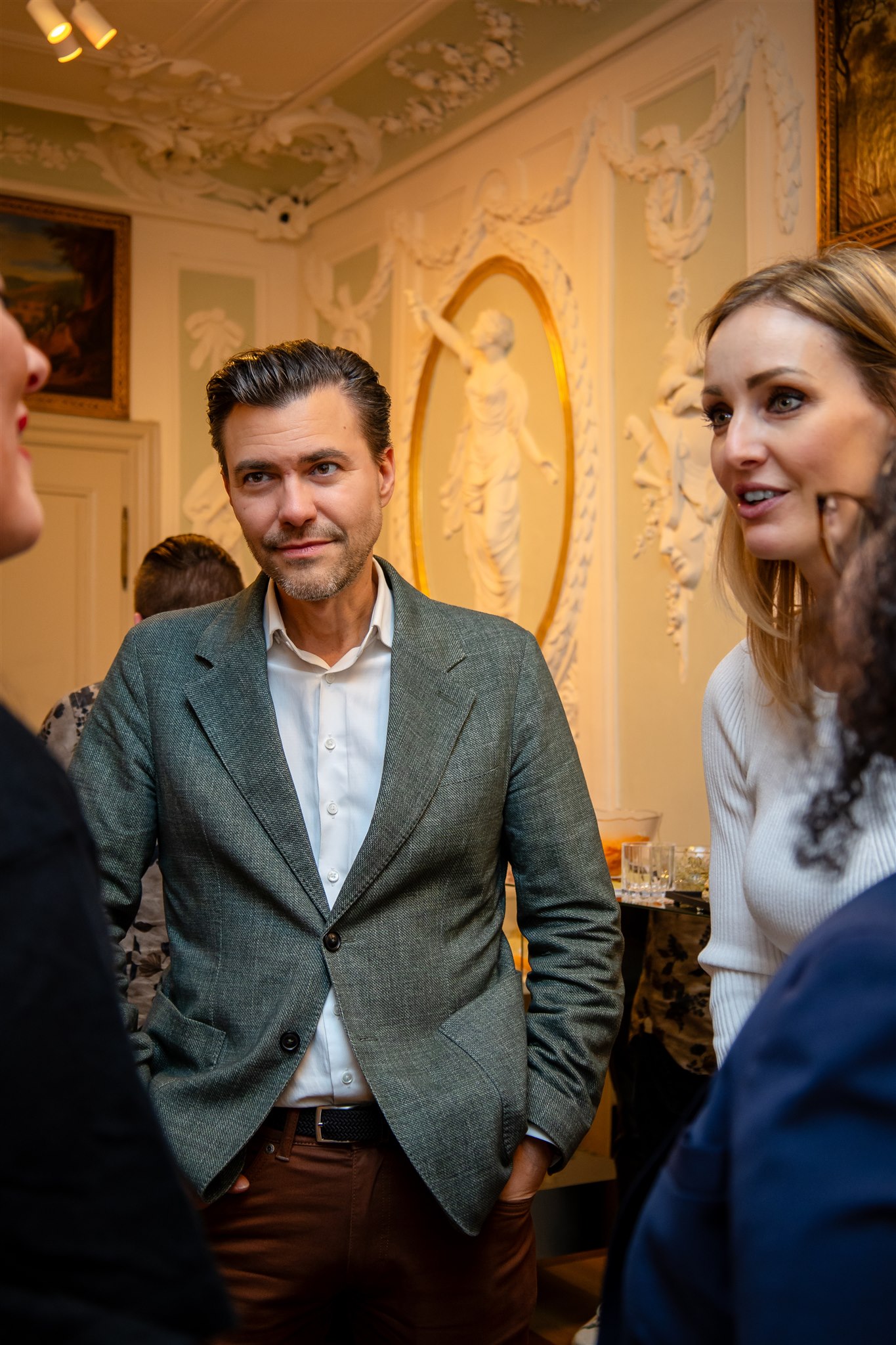 Guest listening during conversation at Recht KI launch event in Zurich