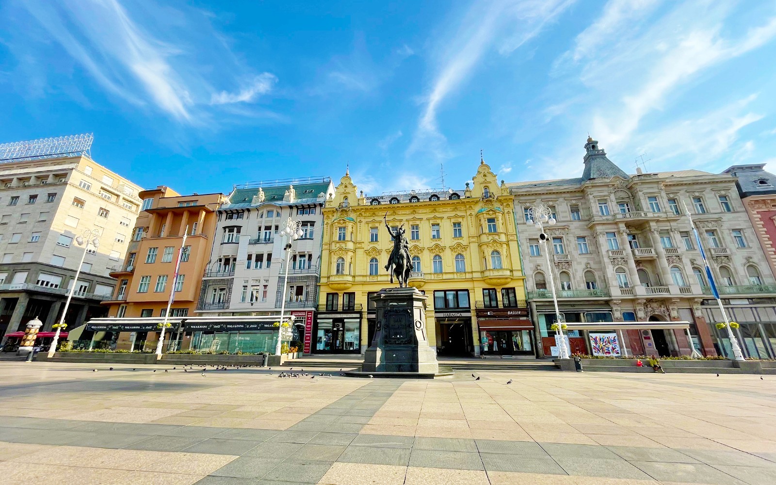 扎格雷布的班·耶拉契奇广场，周围是历史建筑和骑马雕像。