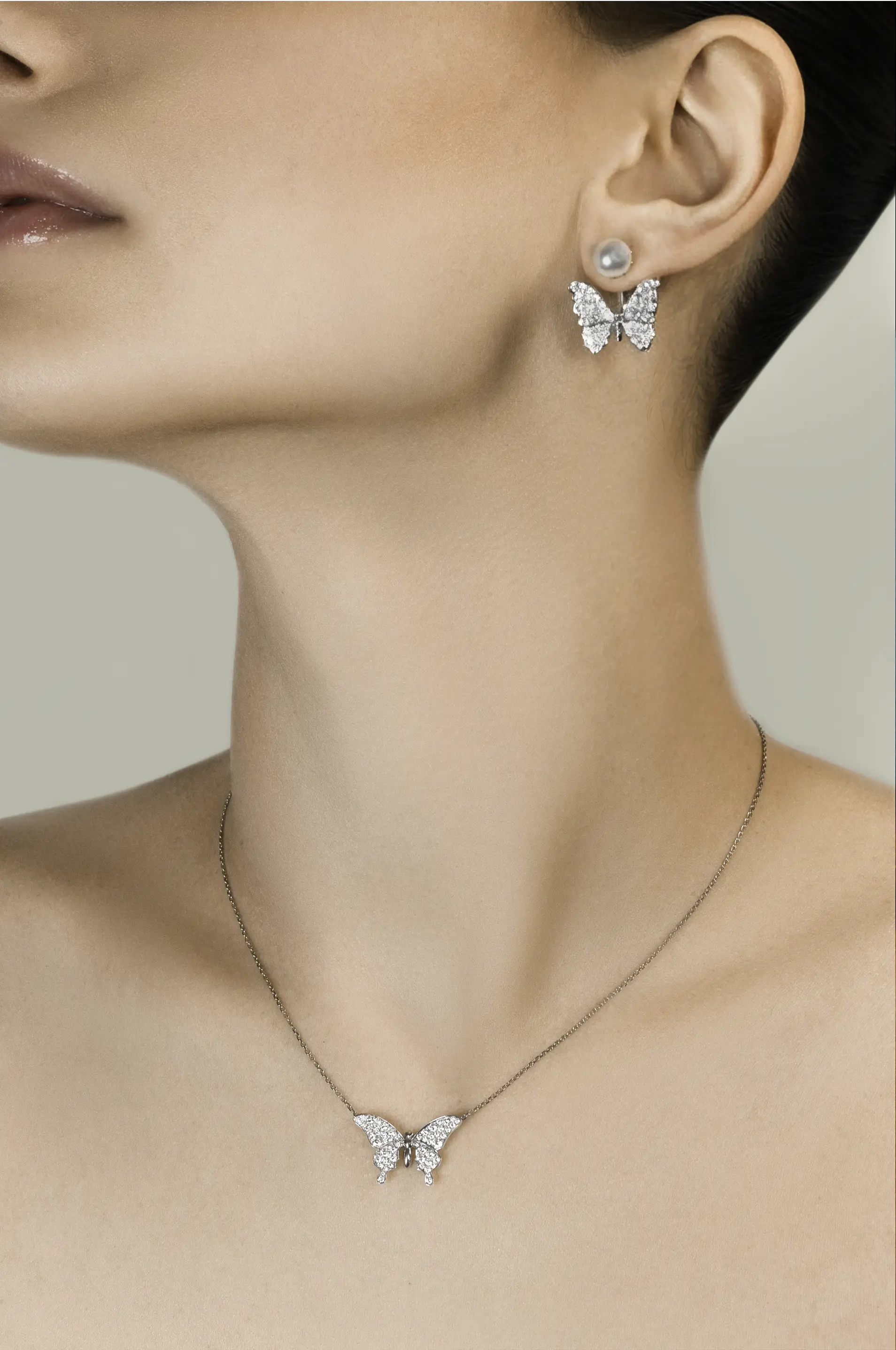 Collier Papillon Maison Édéenne porté au cou avec boucles papillon assorties