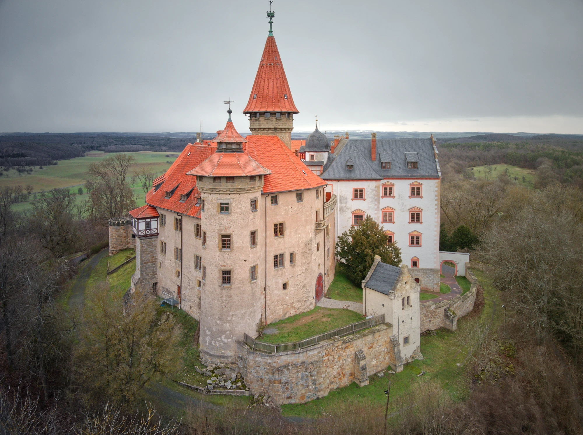 Detailreiche Luftaufnahme des historischen Turms und der Wehrmauern der Veste Heldburg.