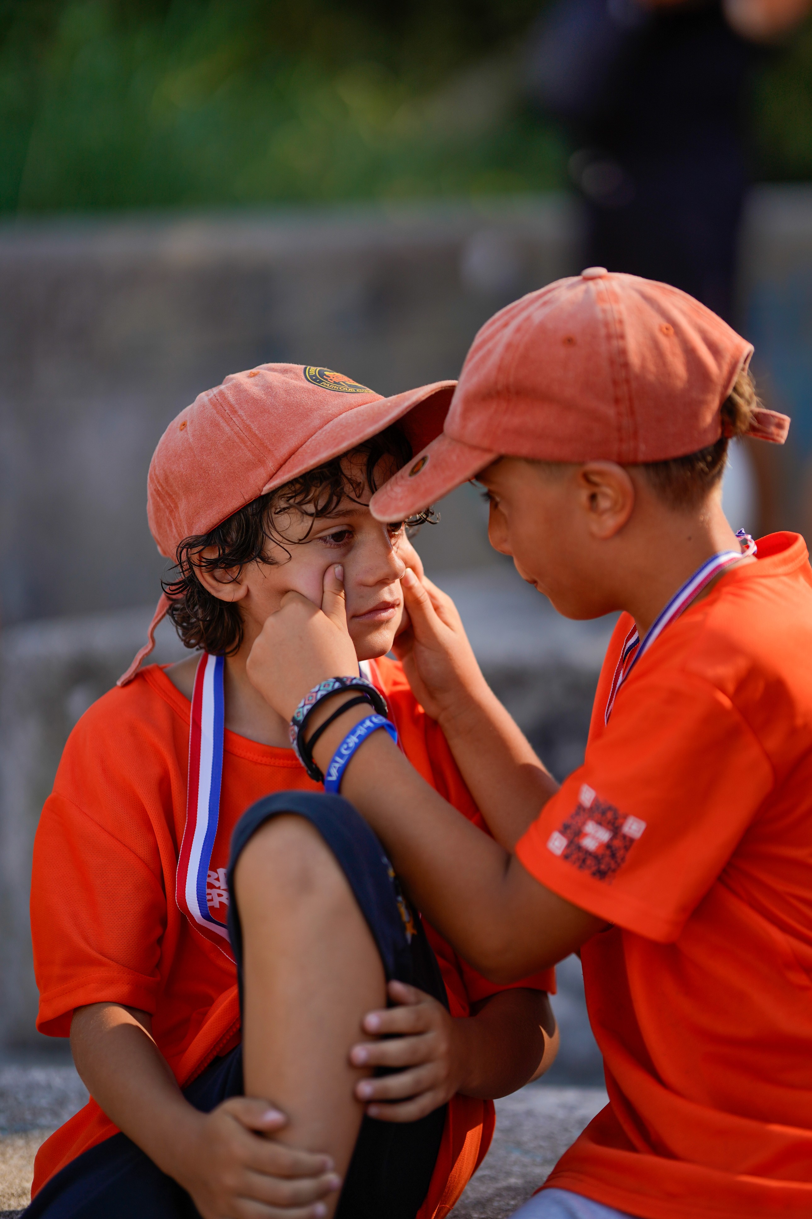 due bambini della urban heroes stanno insieme durante la lezione di parkour a napoli