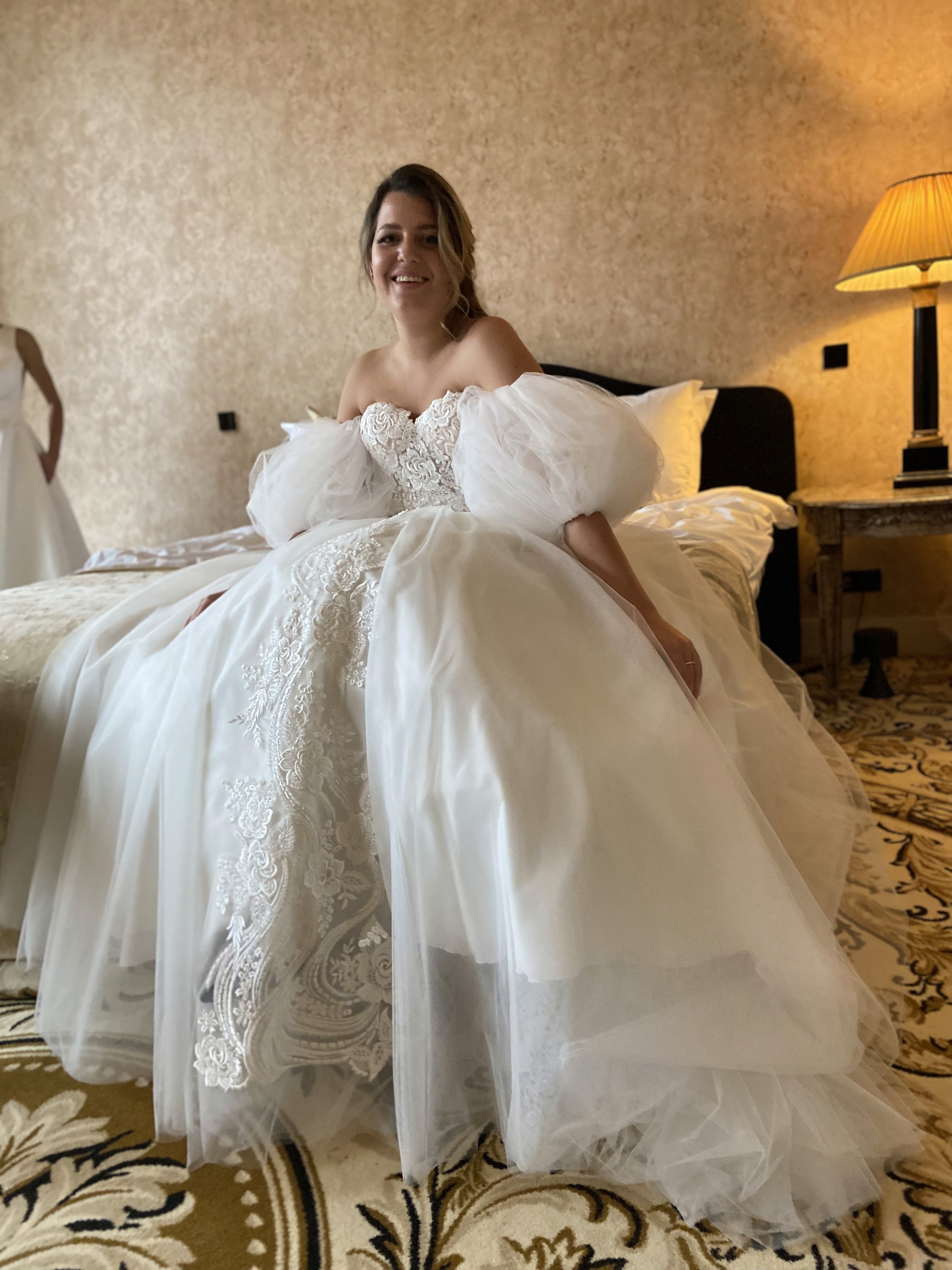 Romantische trouwjurk met volumineuze tule mouwen en geborduurde details, vastgelegd in een warme, intieme sfeer – verkrijgbaar voor verhuur bij Magnolia Bruidsatelier in Deventer.