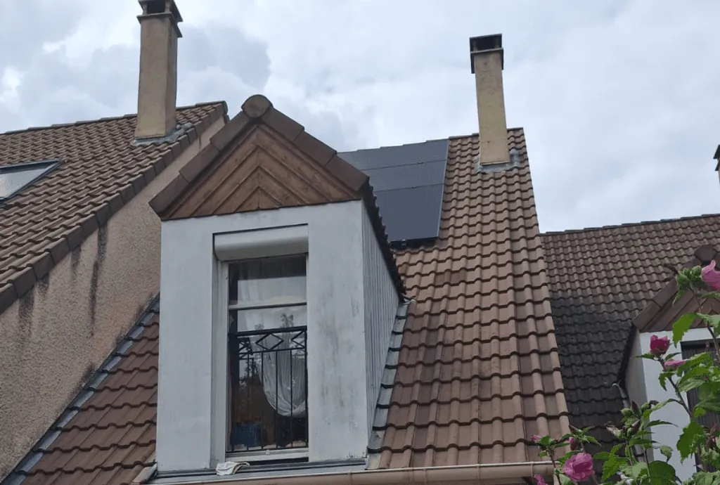 Photo du toit d'une maison à Antony (Ile-de-France) équipée de panneaux photovoltaïques dont l'installation a été faite par Solarock.