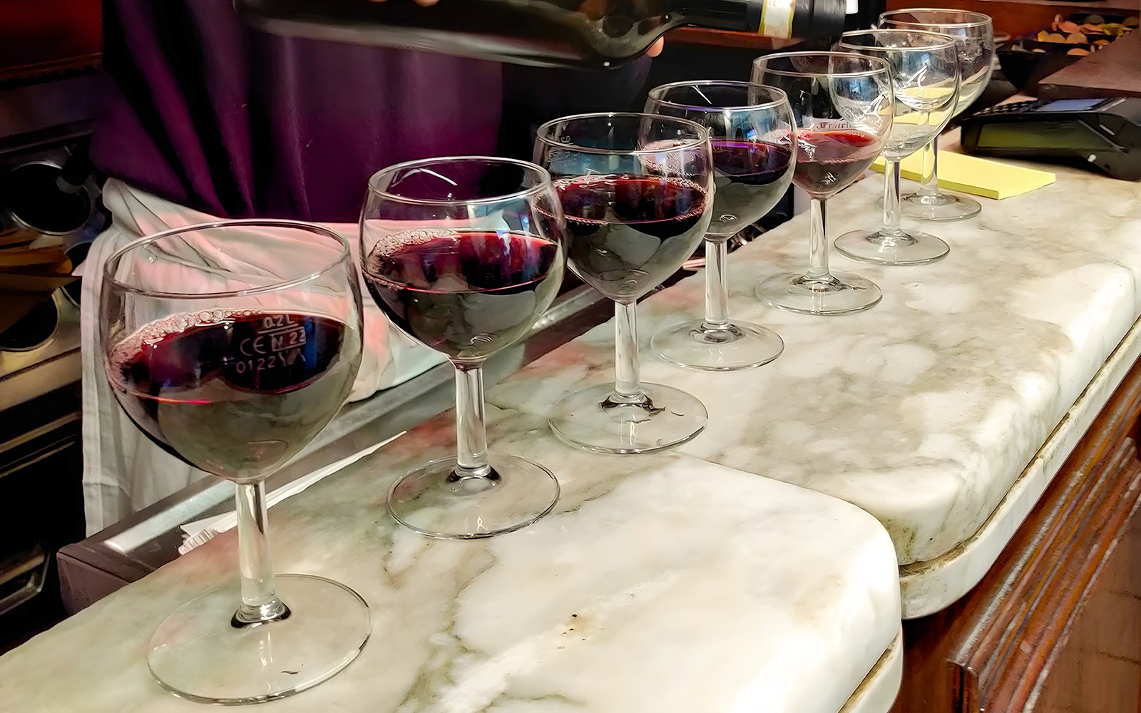 Vinglass fylles under Firenze-matturen på All’Antico Vinaio.