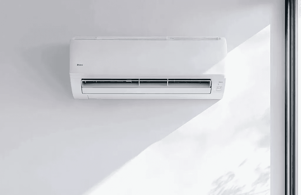 Climatizzatore domestico a parete per raffrescamento e climatizzazione