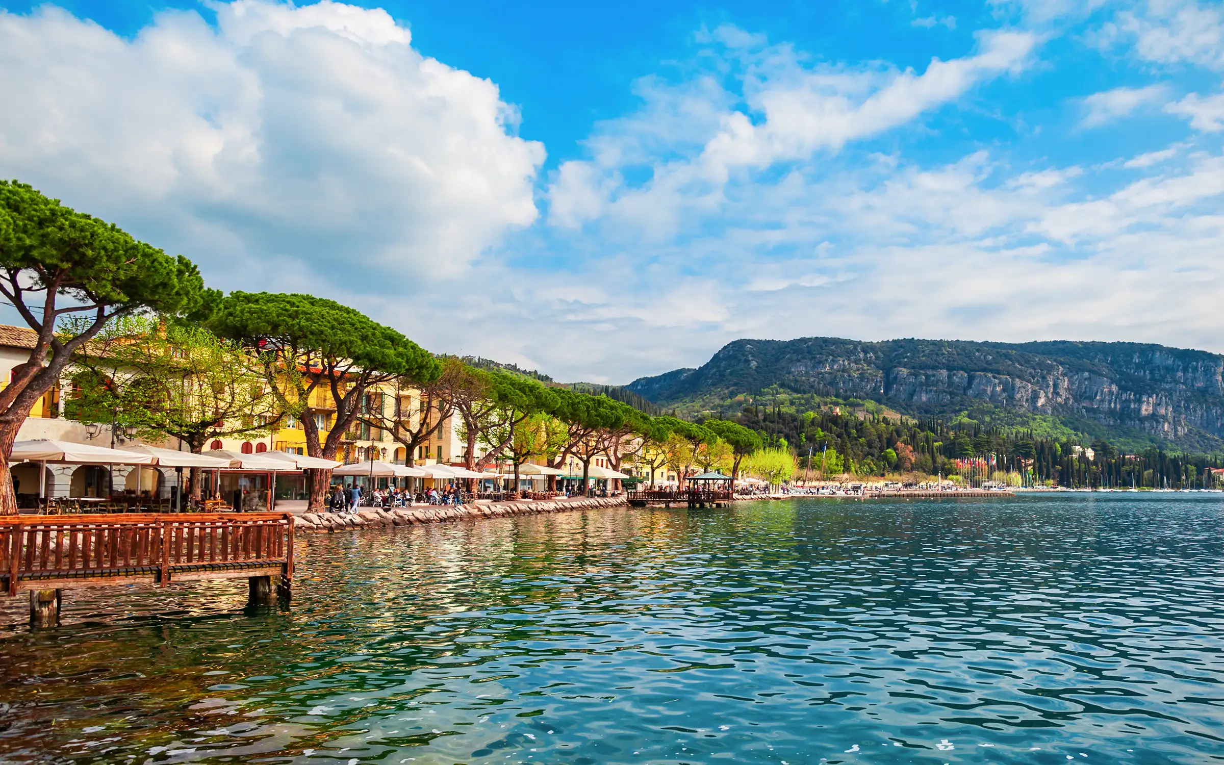 Sykkeltur Gardasjøen – livlige Garda by med strandpromenade, gamleby og trange gater | Expa Travel