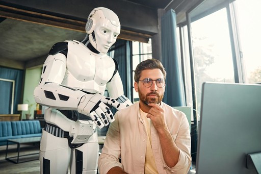 IA e profissional trabalhando juntos