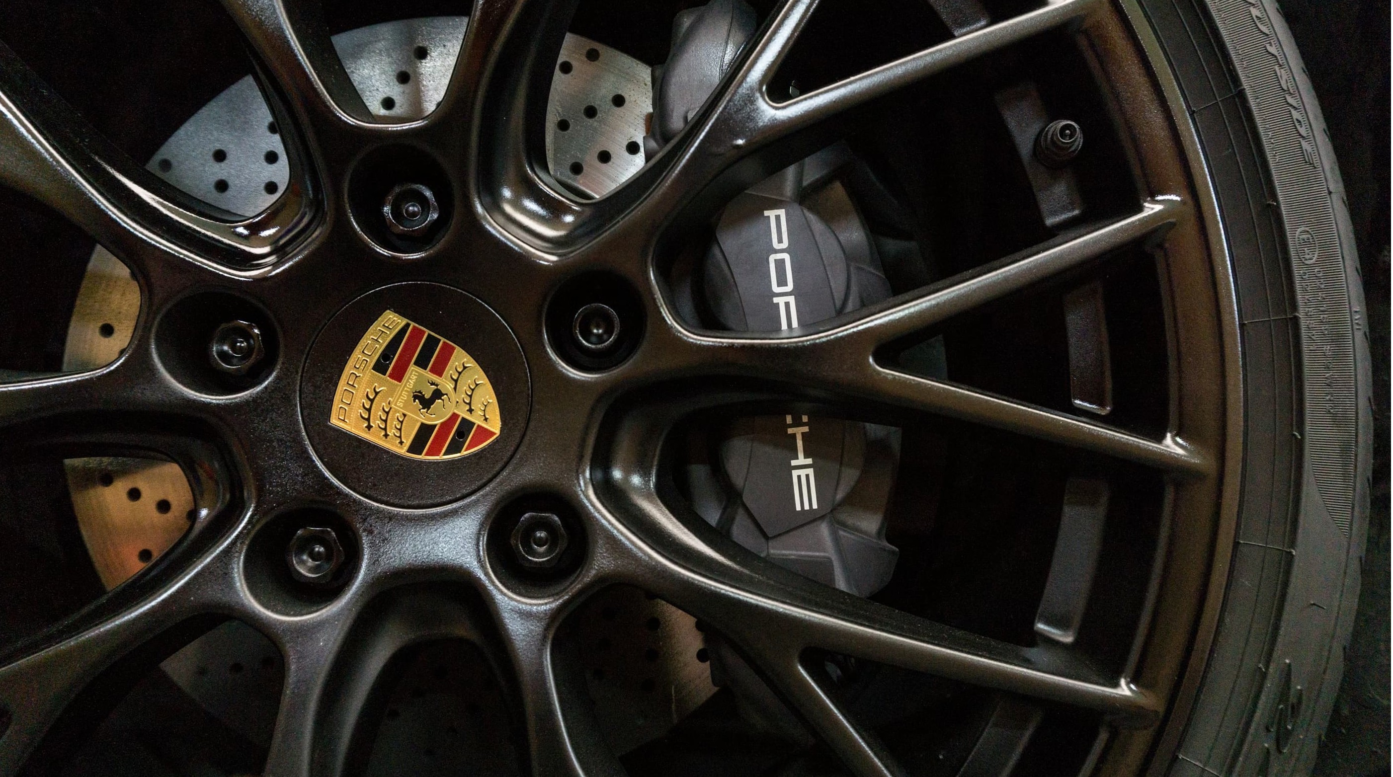 Après nettoyage de la jante d’une Porsche 911 GT3 RS propre et soignée