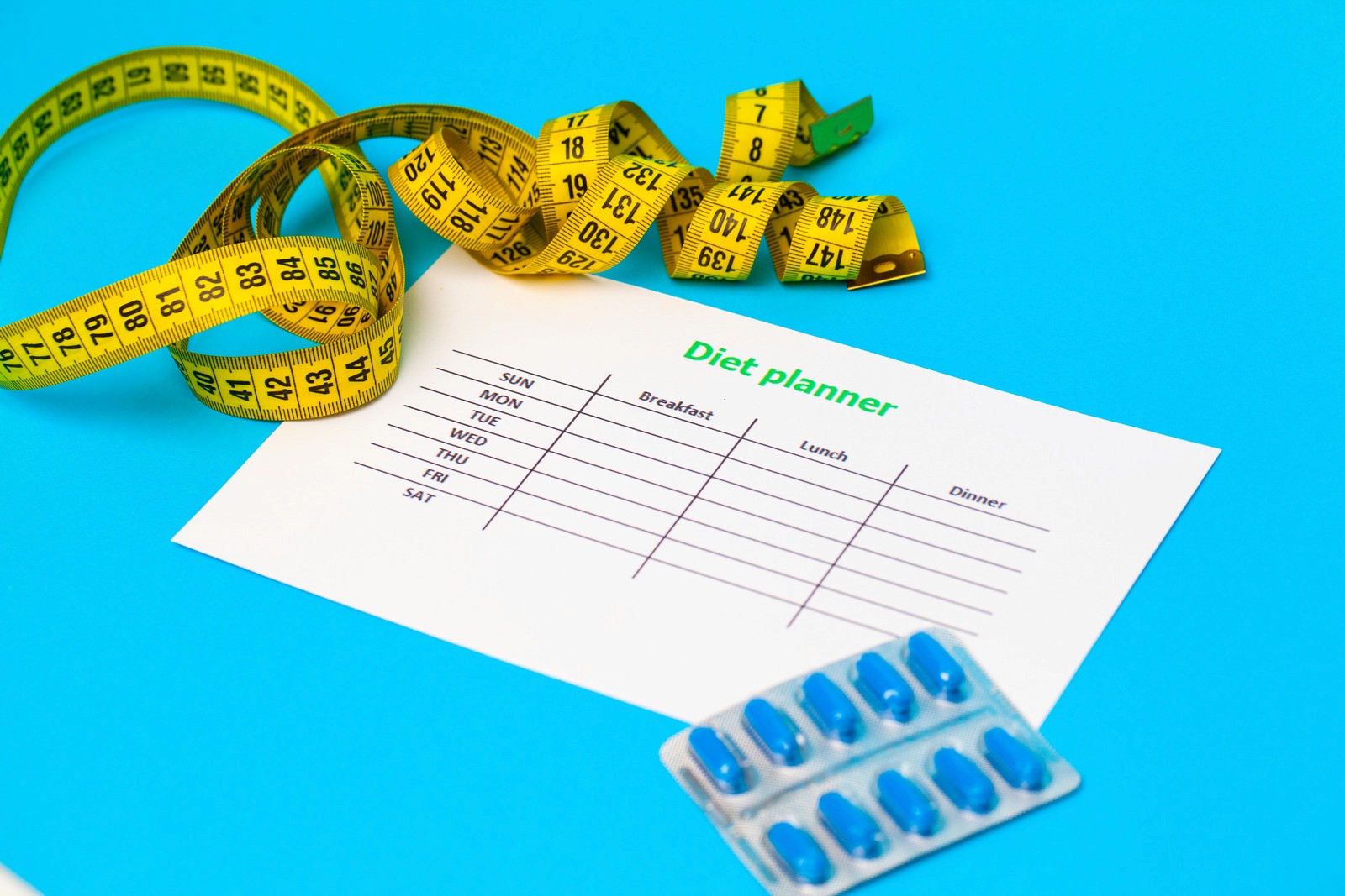 Infografika ukazující, jak léky na hubnutí ovlivňují hormony hladu a sytosti