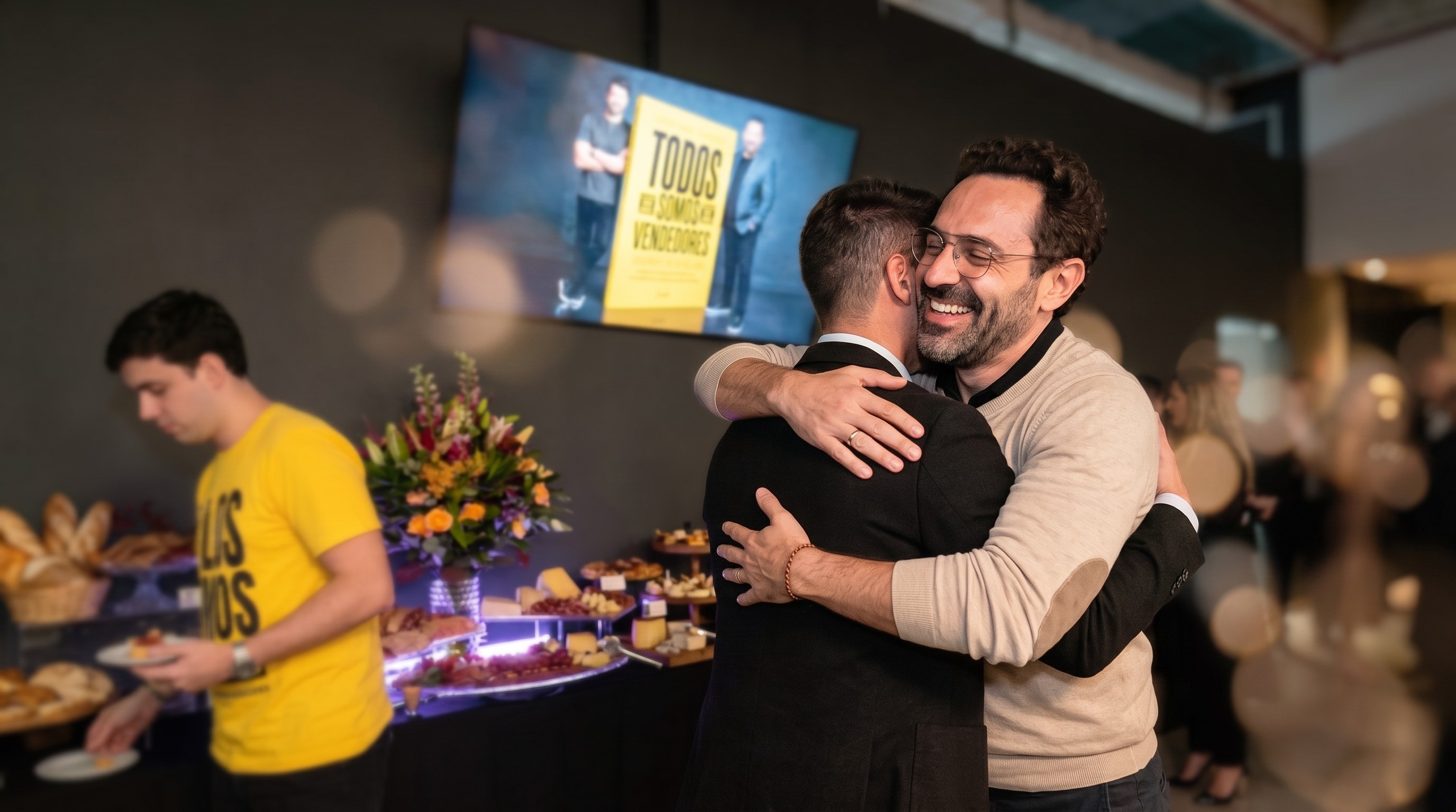 Participantes interagindo em evento corporativo com catering