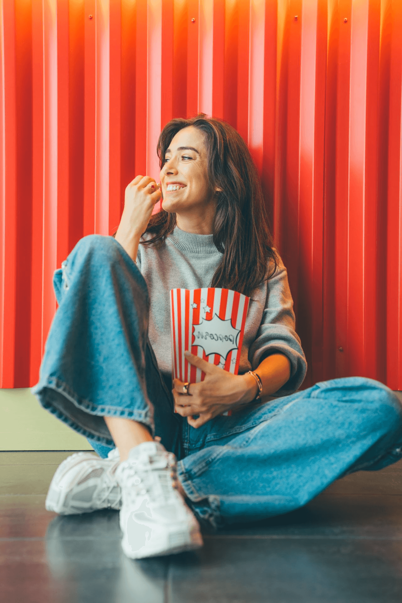Caroline Mignaux lors d’une conférence, tenant un micro, en train de présenter sur scène