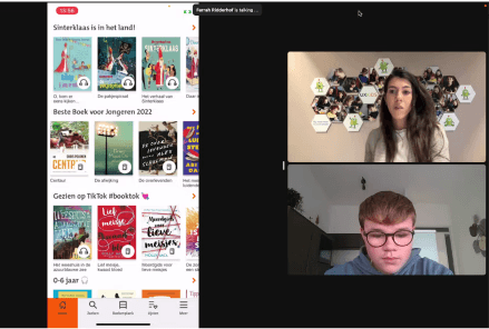 Interview met een jongen die naar een website kijkt